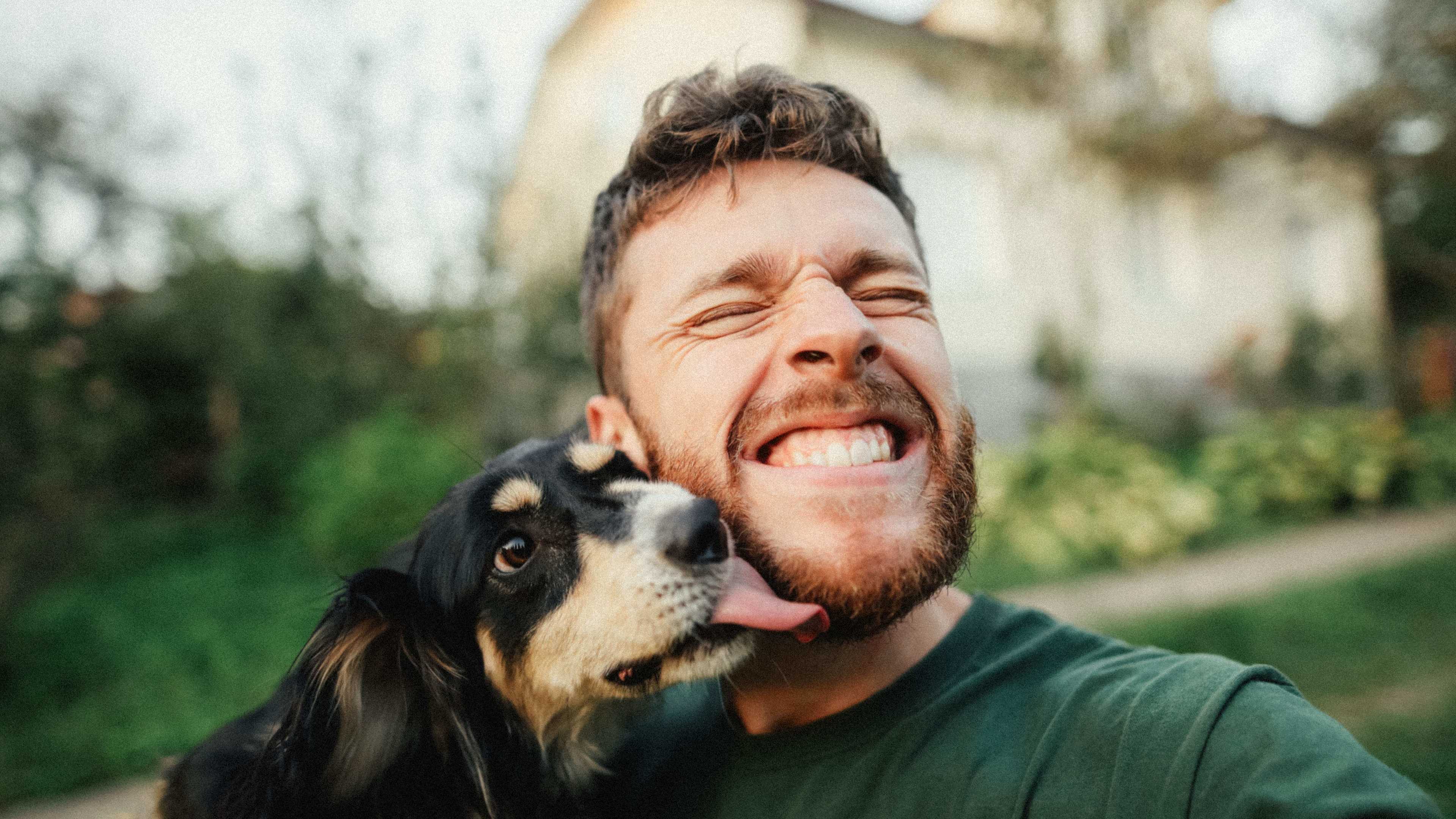 Tierische_Kunden_Mann_Hund_Draussen_s_simln2