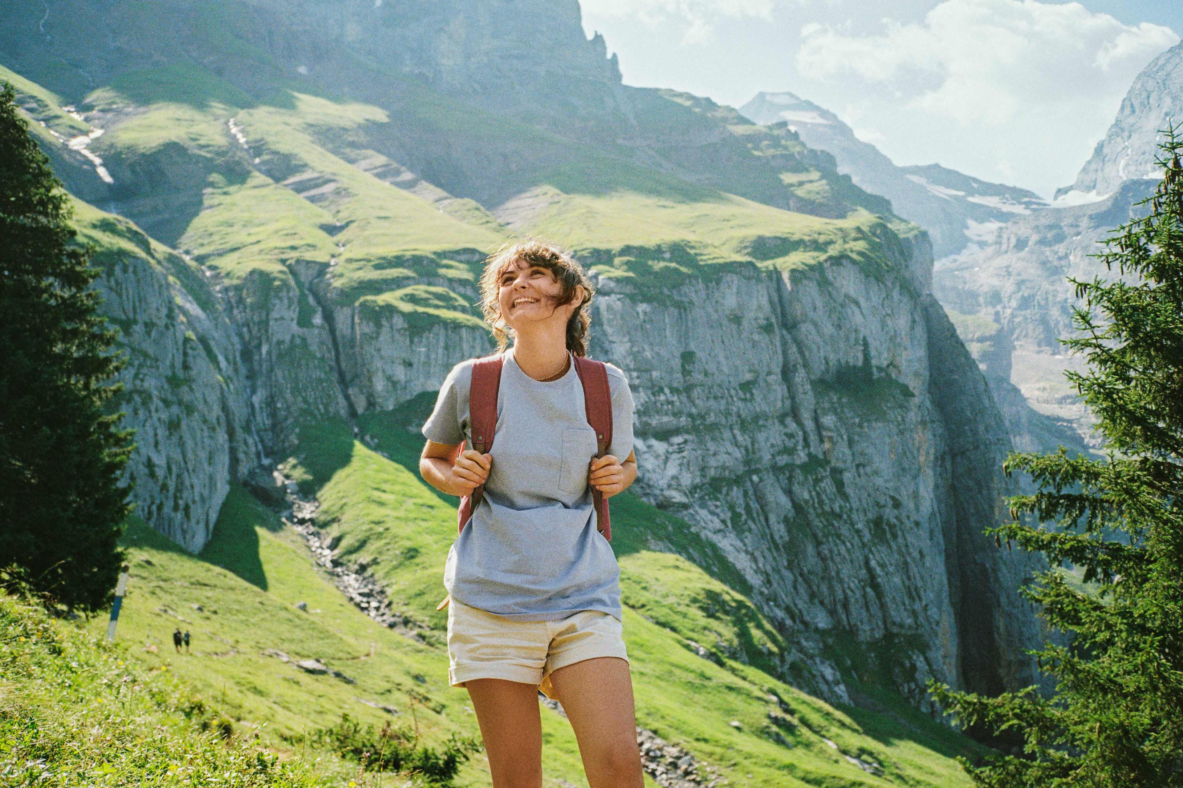 Bewegung_Berge_Frau_Wandern_s_xfq2pg