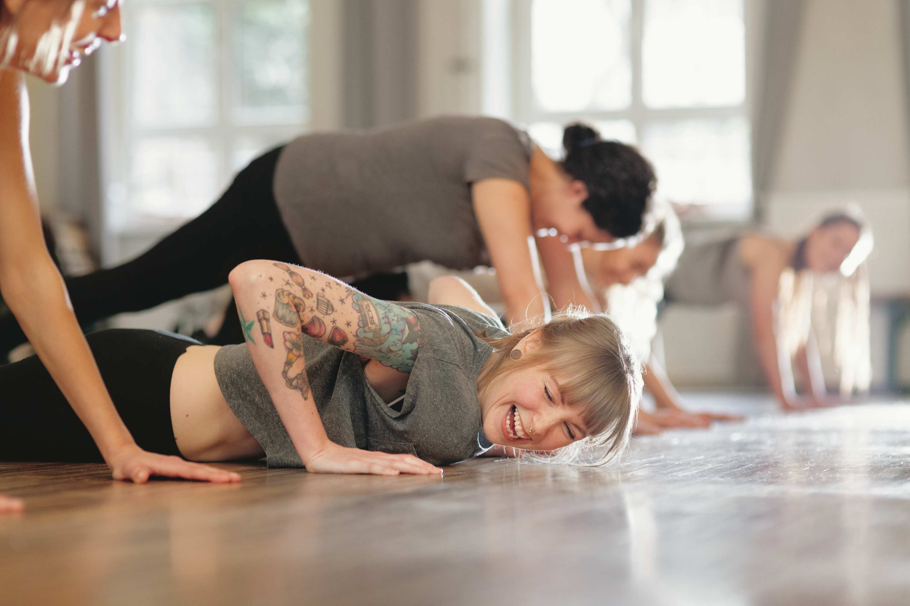 Bewegung_Fitness_Frau_Tattoo_Liegestuetze_s_upmb8b