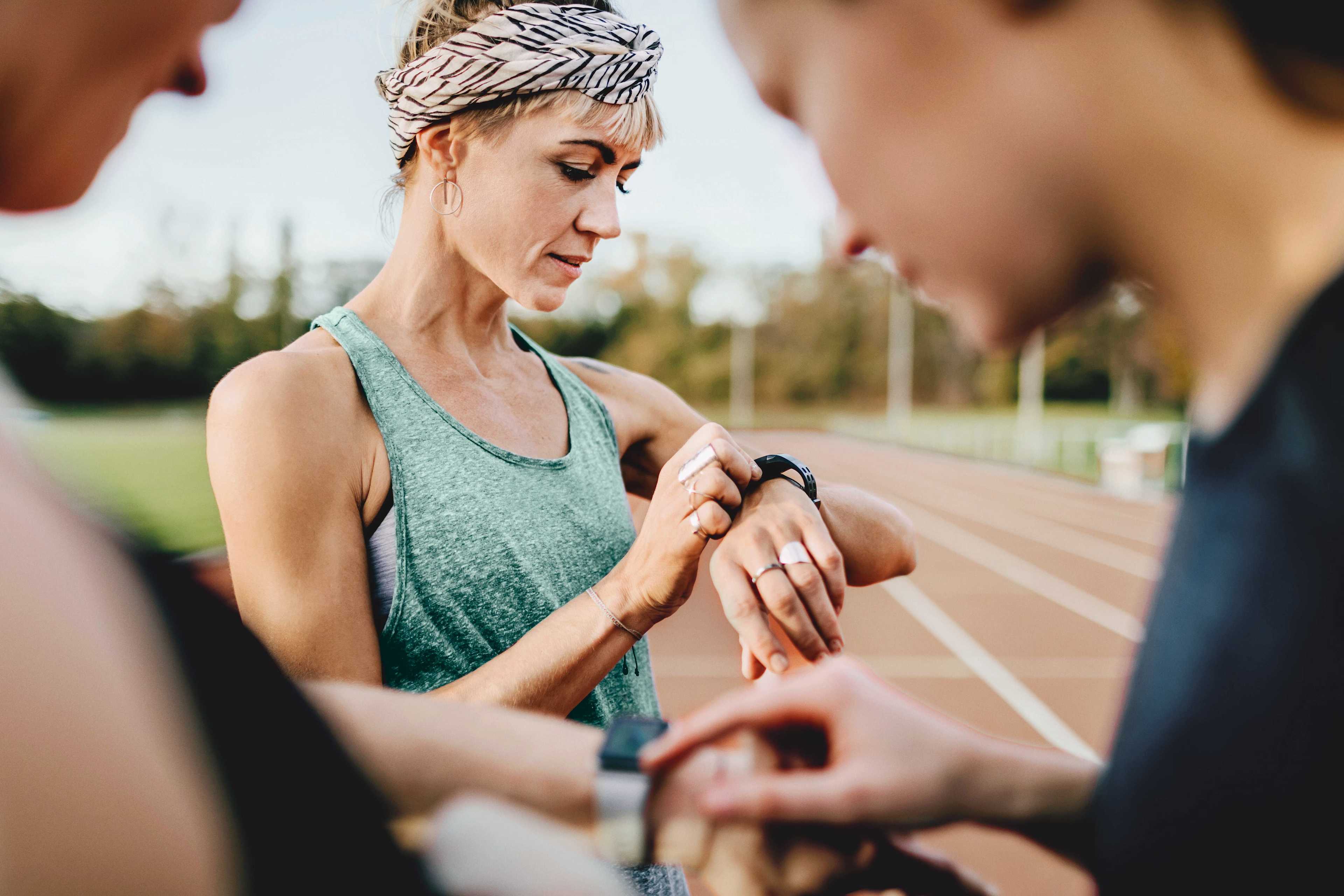 Bewegung_Fitness_Frau_Tracker_Laufbahn_s_ce9adv