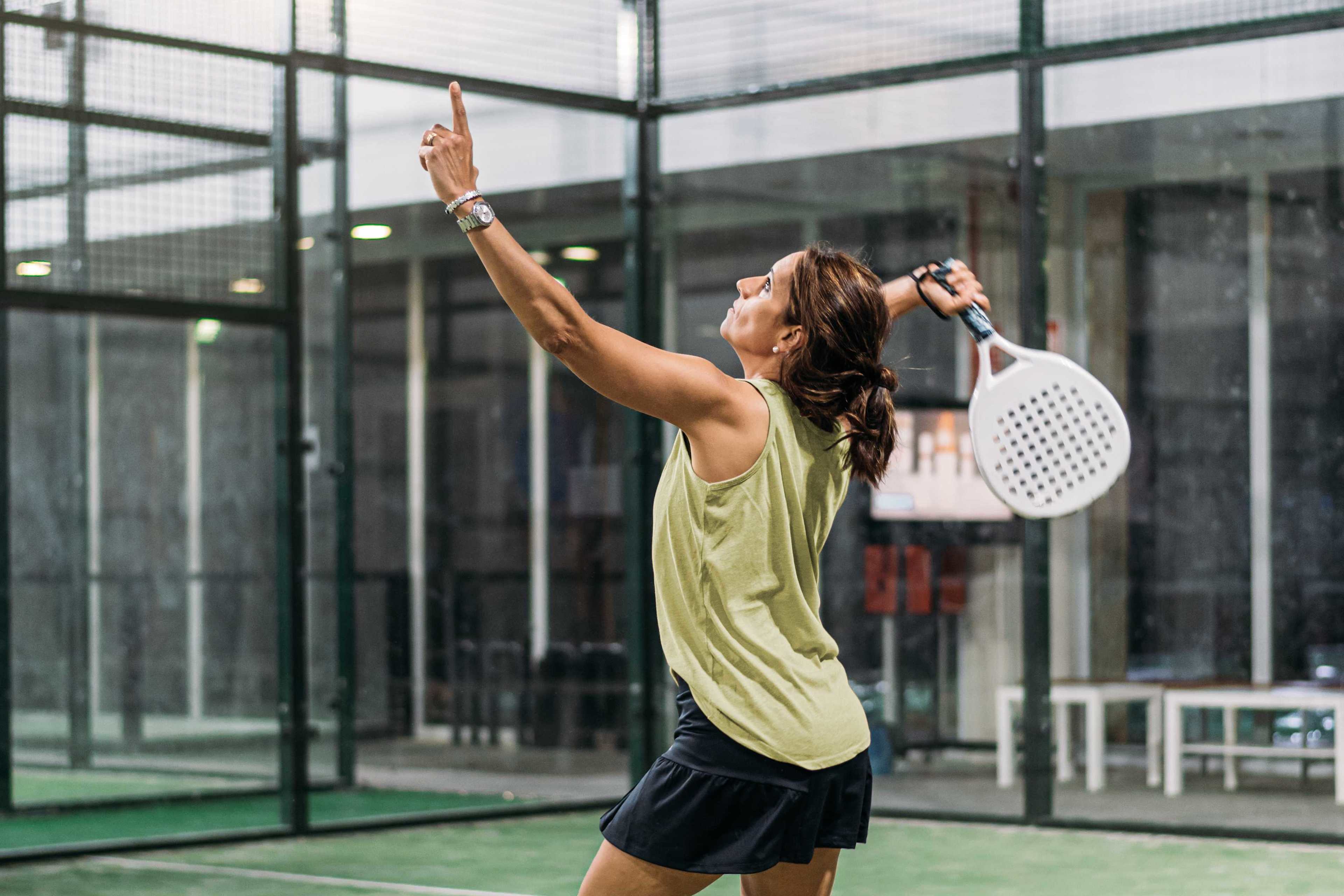 Bewegung_Padel_Frau_Aufschlag_s_vp6bp9