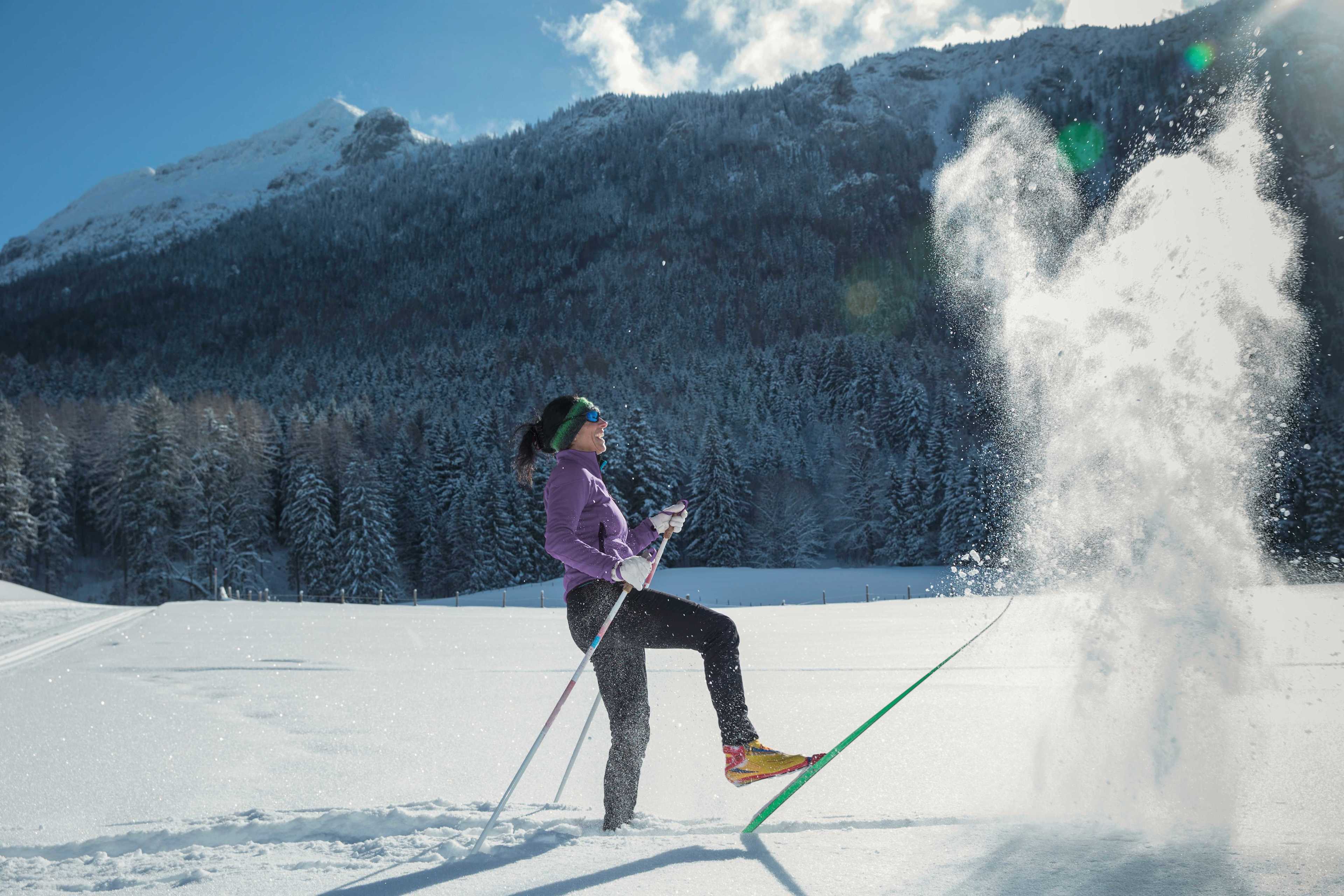 Bewegung_Ski_Frau_Schnee_Spass_s_cx5jo3