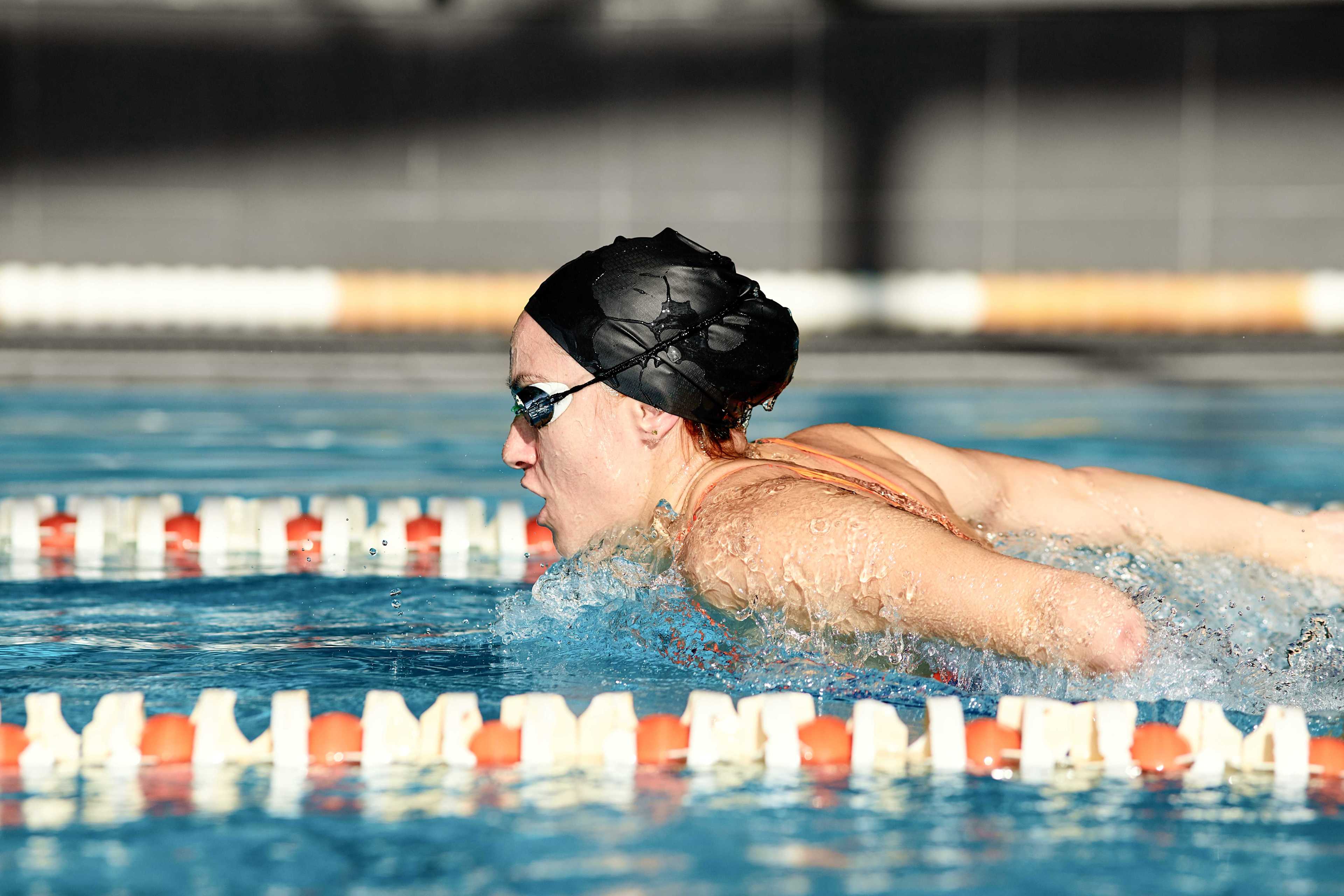 Bewegung_Schwimmen_Frau_Hallenbad_1_s_wgl0tj