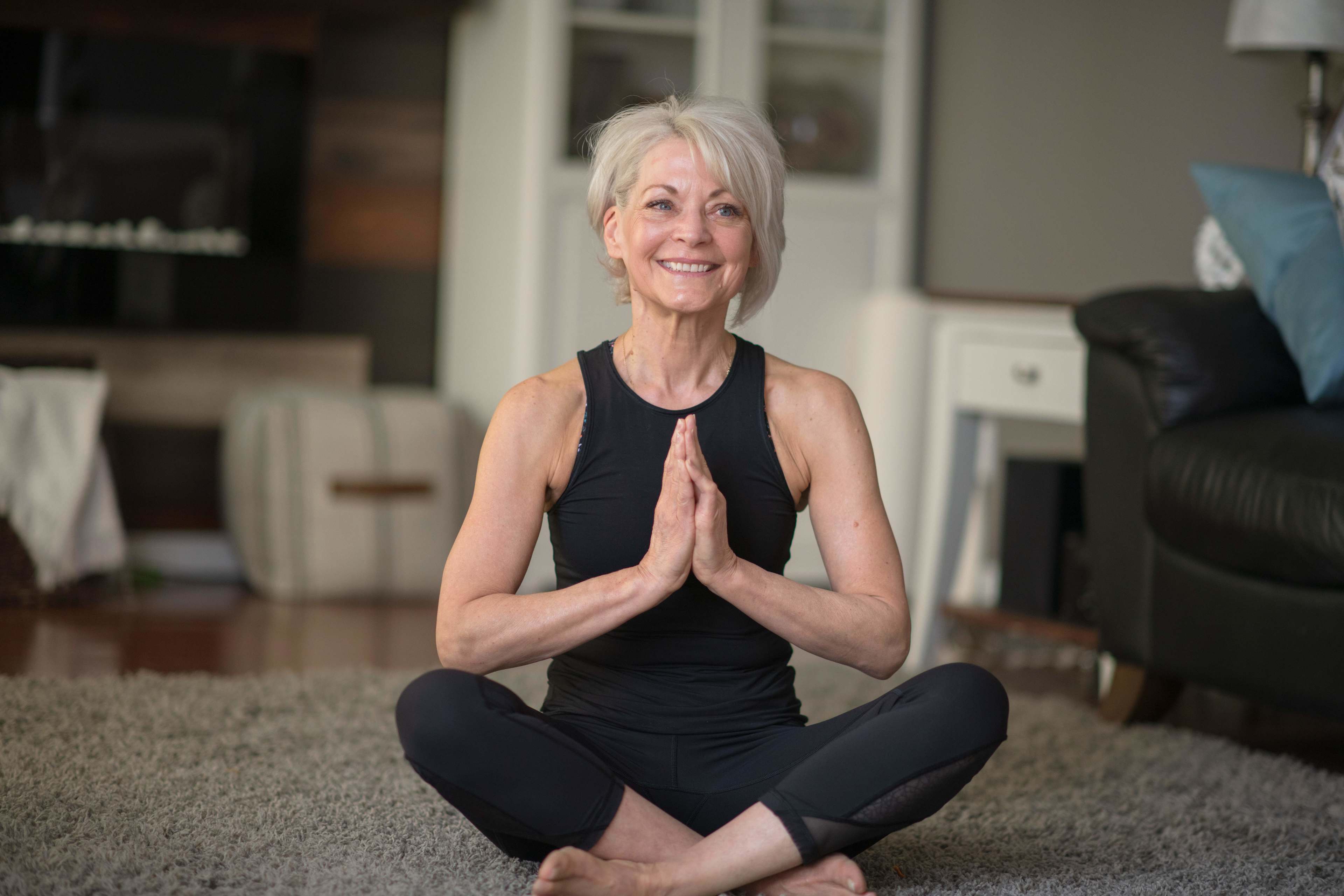 Bewegung_Yoga_Frau_Zuhause_s_zo3f7o