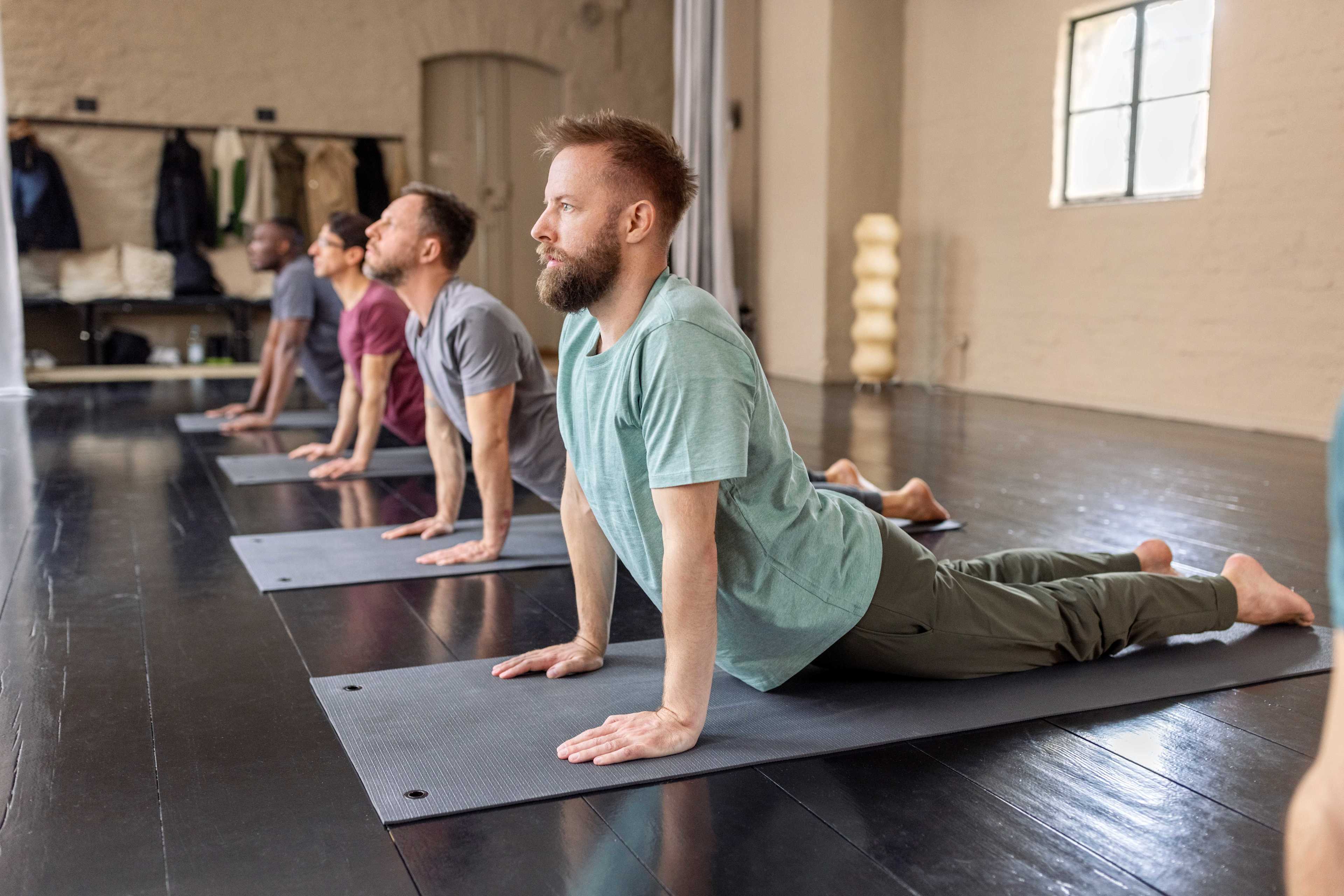 Bewegung_Yoga_Maenner_Drinnen_s_hnf3z6