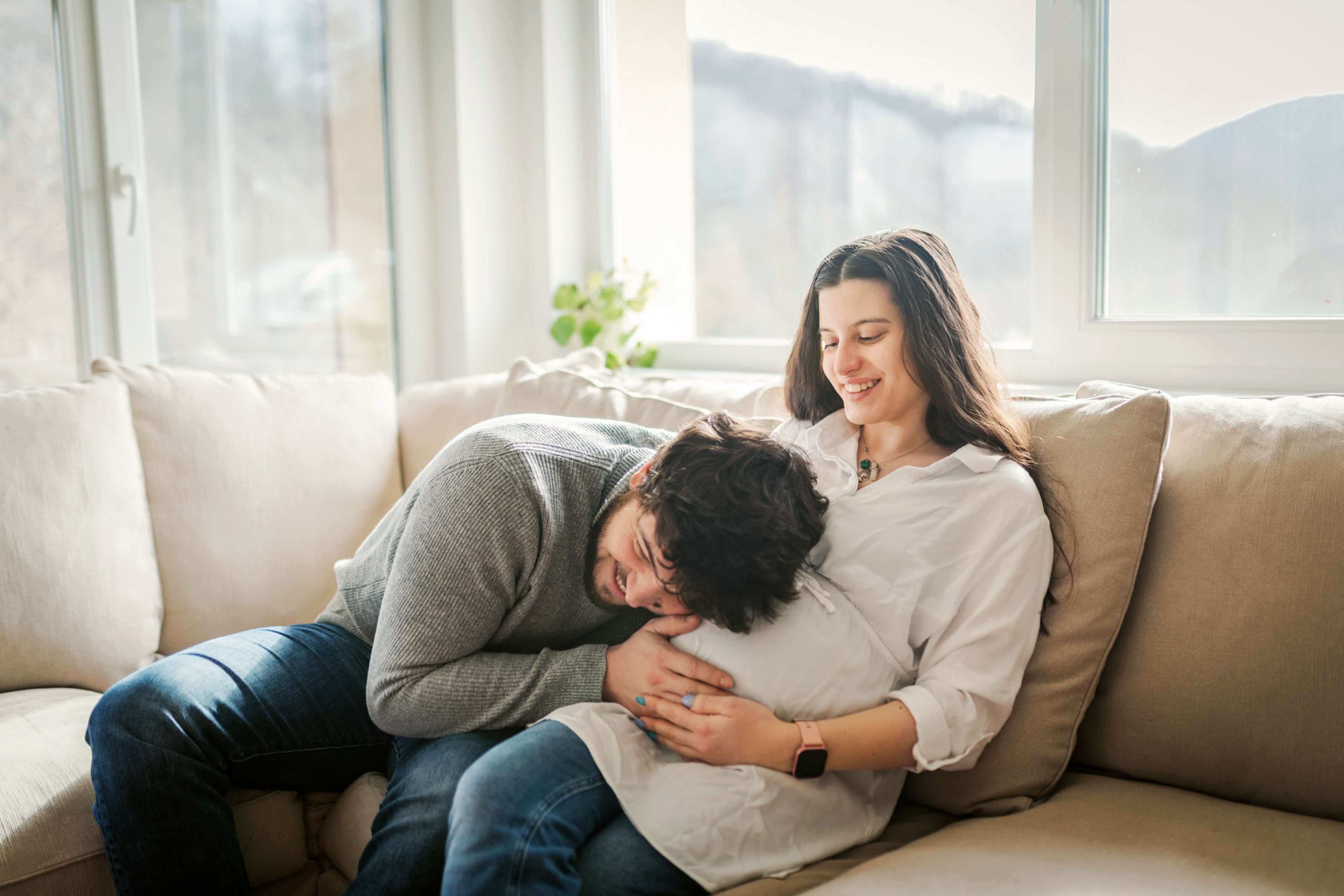 Familie_Schwangerschaft_Paar_Couch_s_bdxjjs