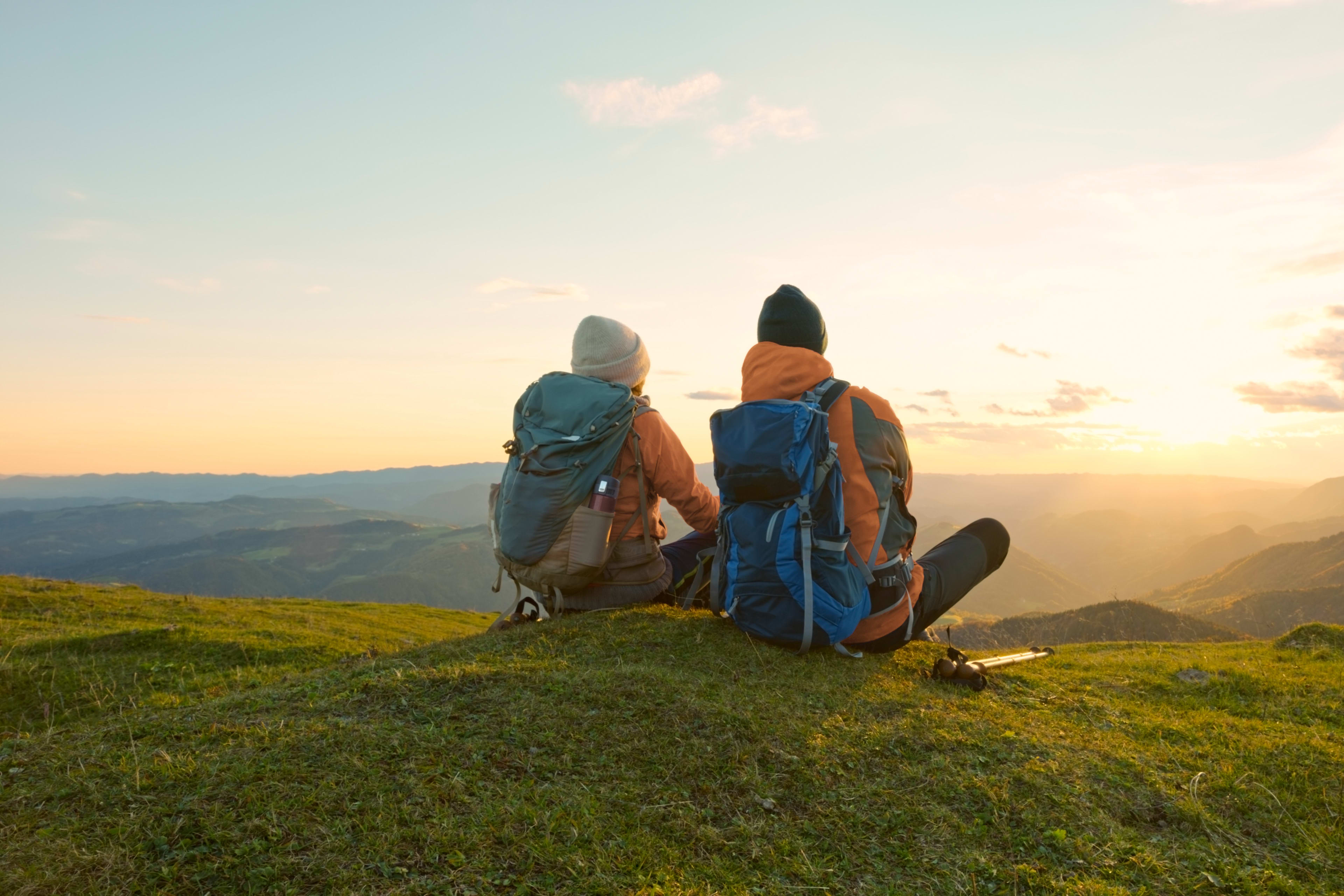 Kunden_Unterwegs_Paar_Wandern_Sonnenuntergang_s_j3svjn