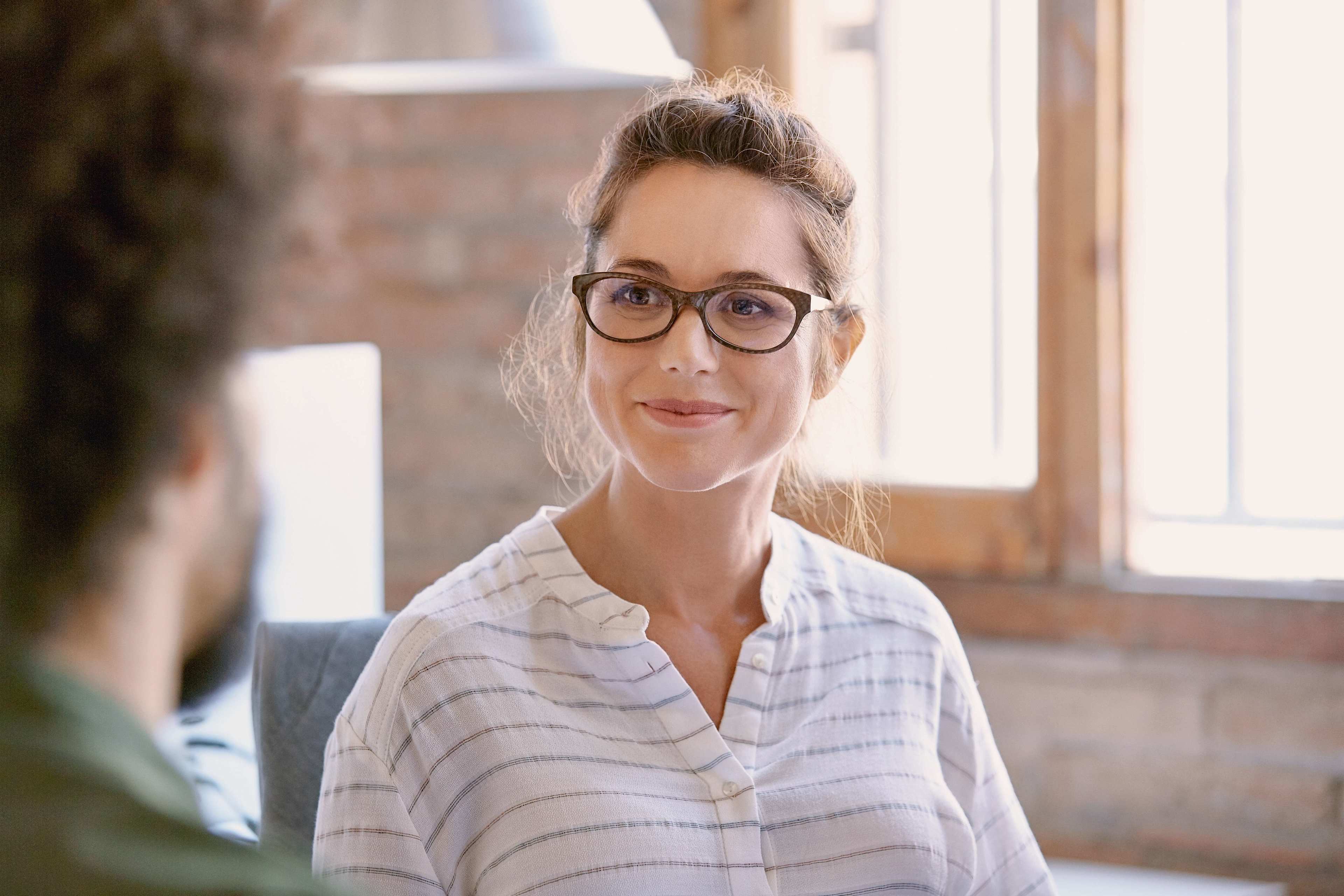 Business_Gespraech_Frau_Brille_Zuhoeren_therapeuten_haeufige_fragen_s_yehwhb