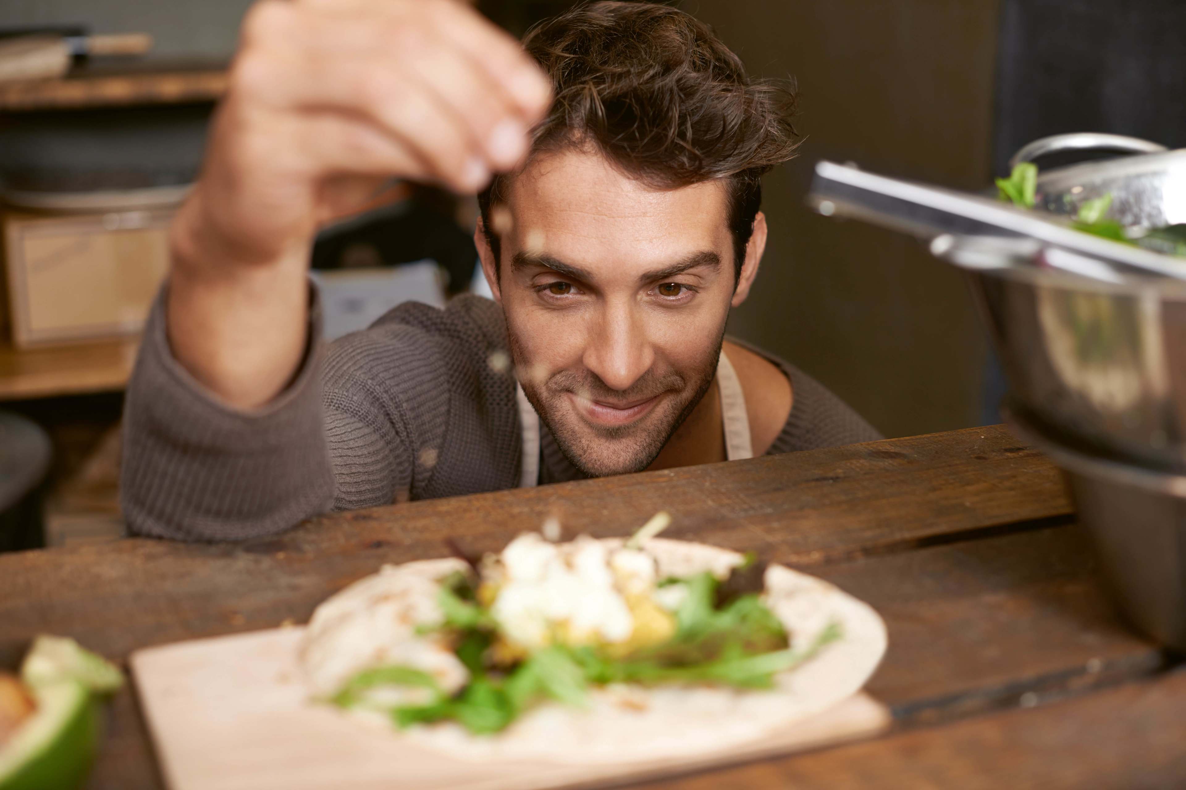 Ernaehrung_Kochen_Mann_Wuerzt_Gericht_s_tlyisg