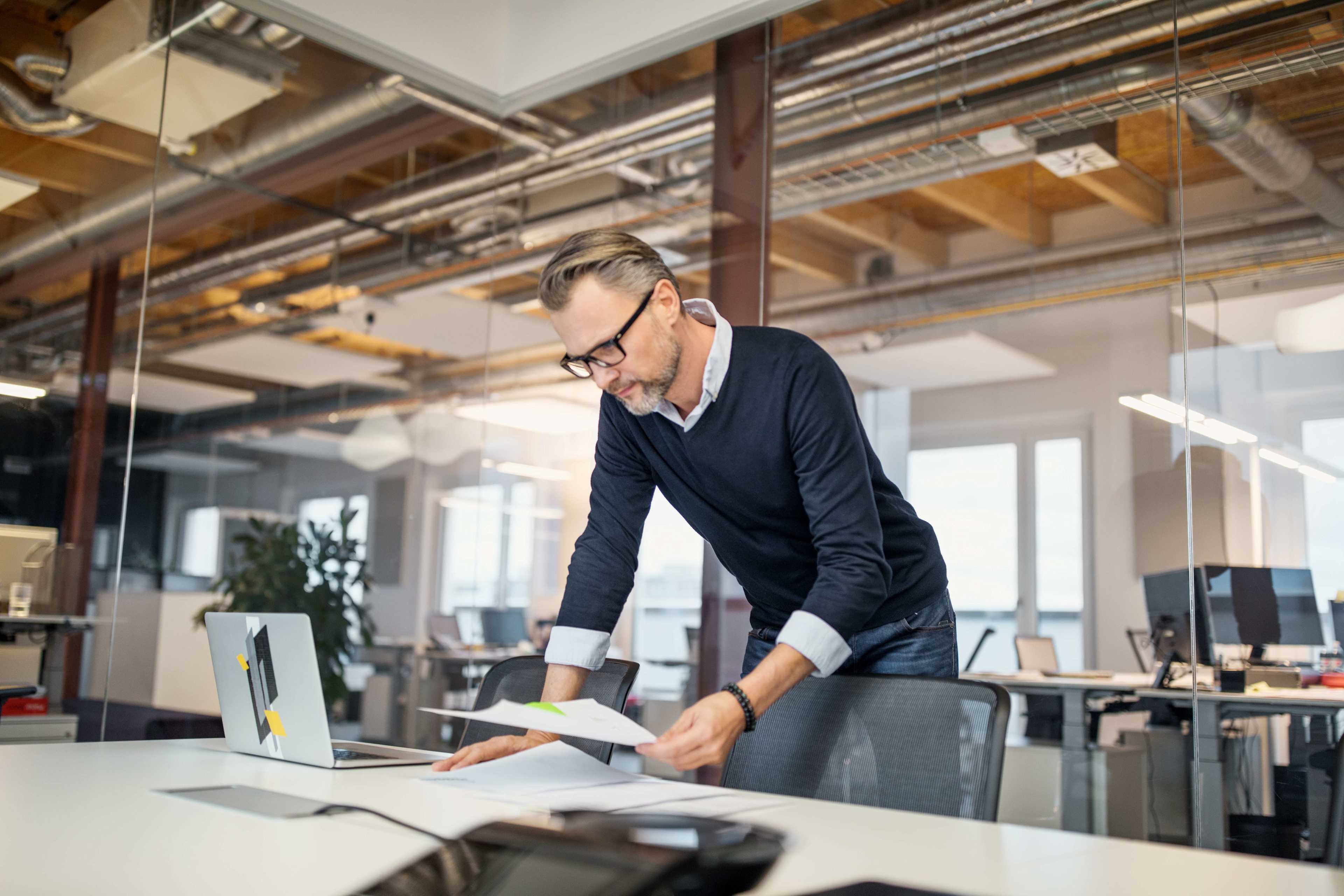 Business_Buero_Mann_Unterlagen_online-services_downloads_s_f619tw