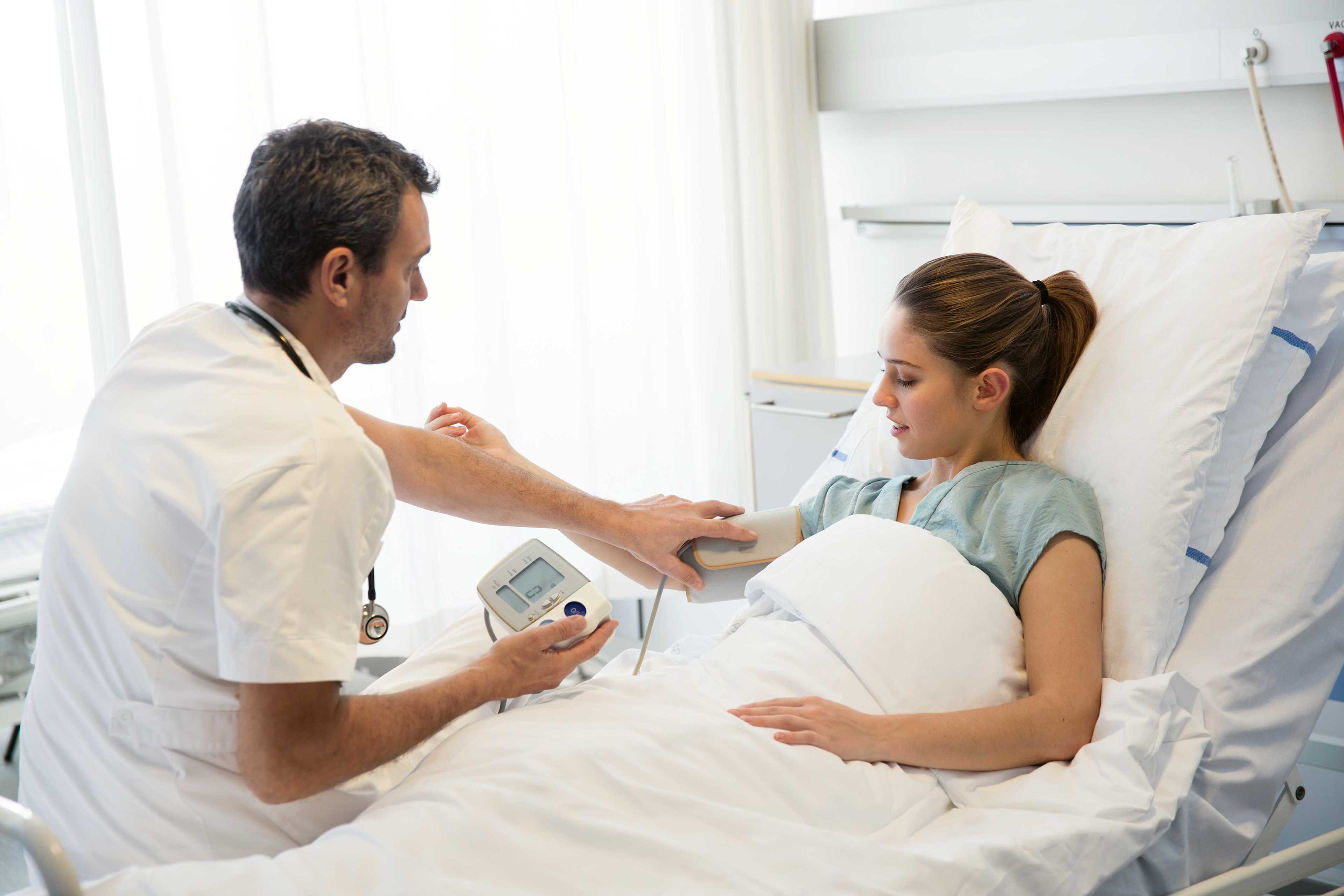 Gesundheit_Spital_Krankenbett_Patientin_Arzt_Blutdruck_s_ok1nlr