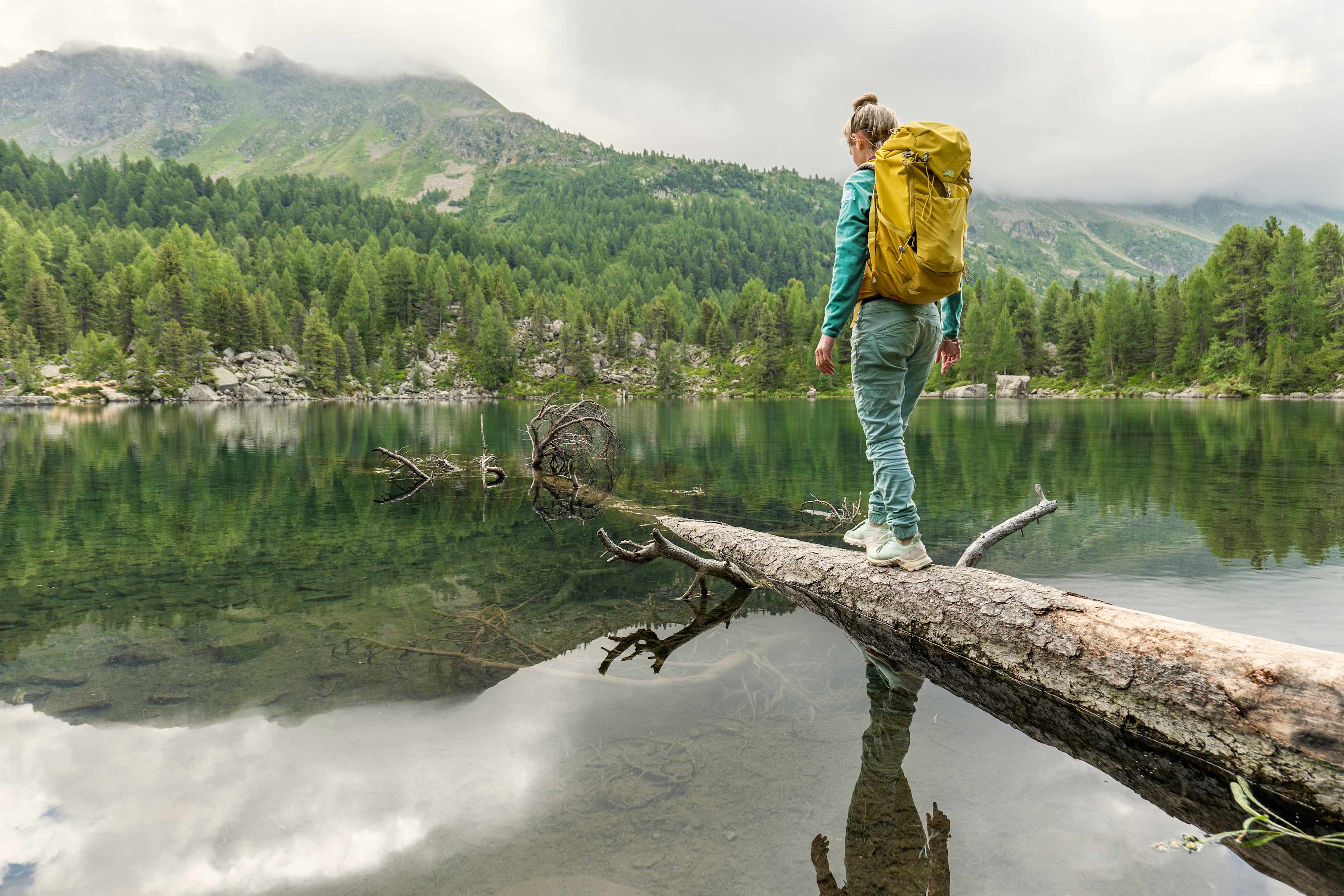 Kunden_Unterwegs_Frau_Wandern_Bergsee_s_lay28l