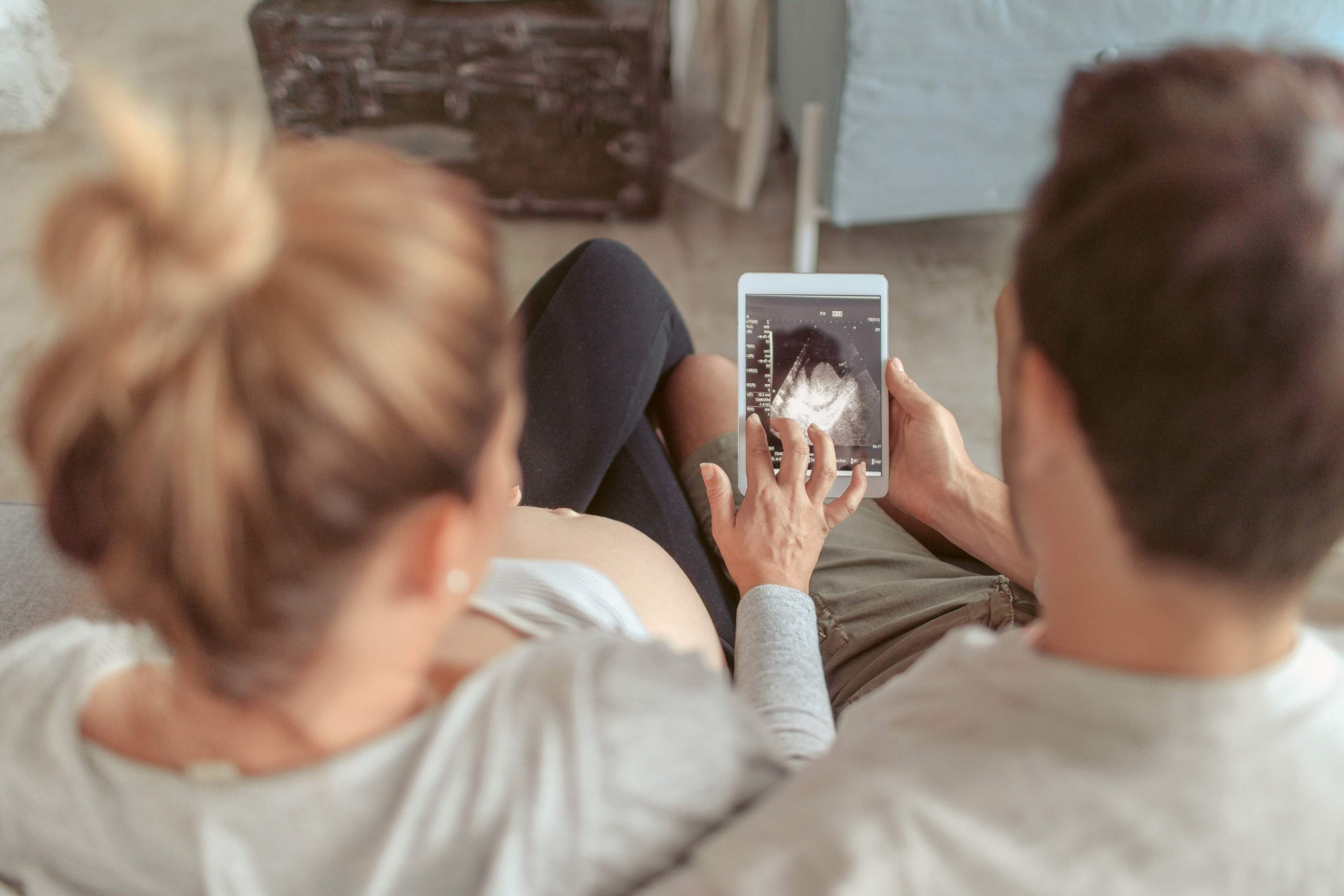 Familie_Mutterschaft_Paar_Ultraschall_Tablet_s_iujje6