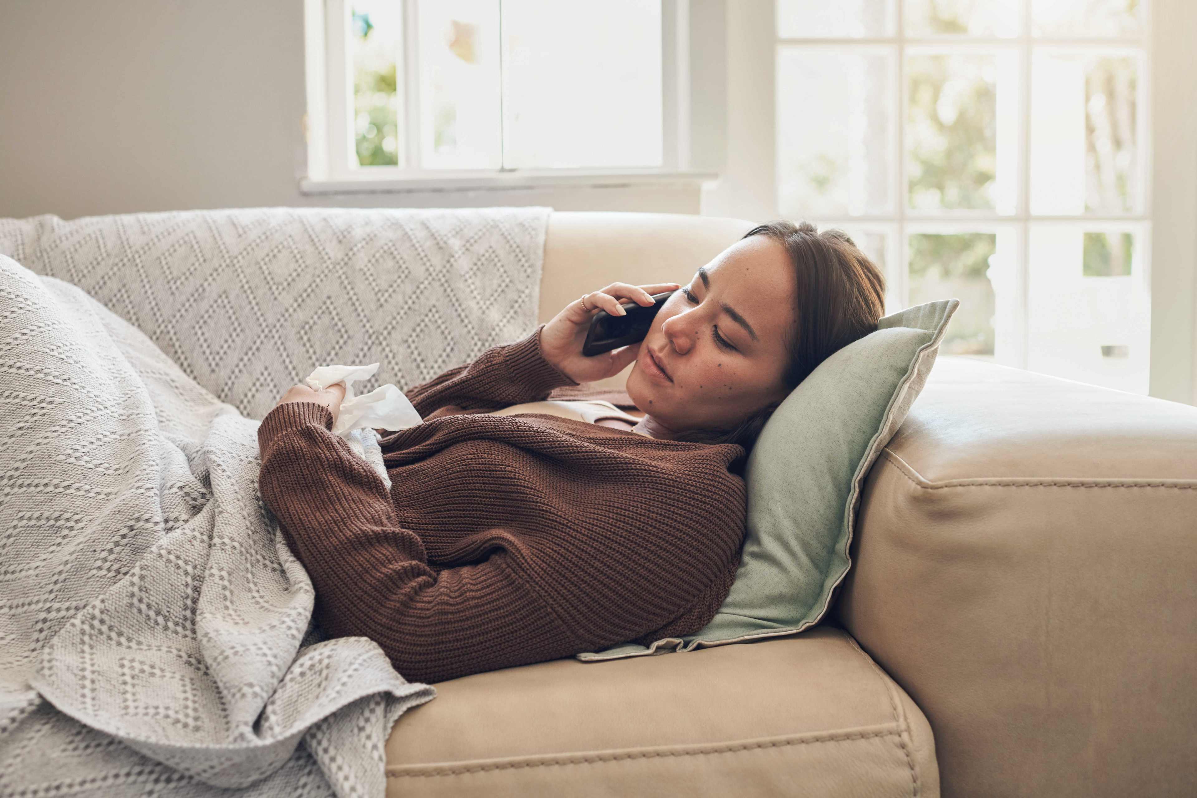 Gesundheit_Frau_Krank_Sofa_Telefon_s_gfv9pg
