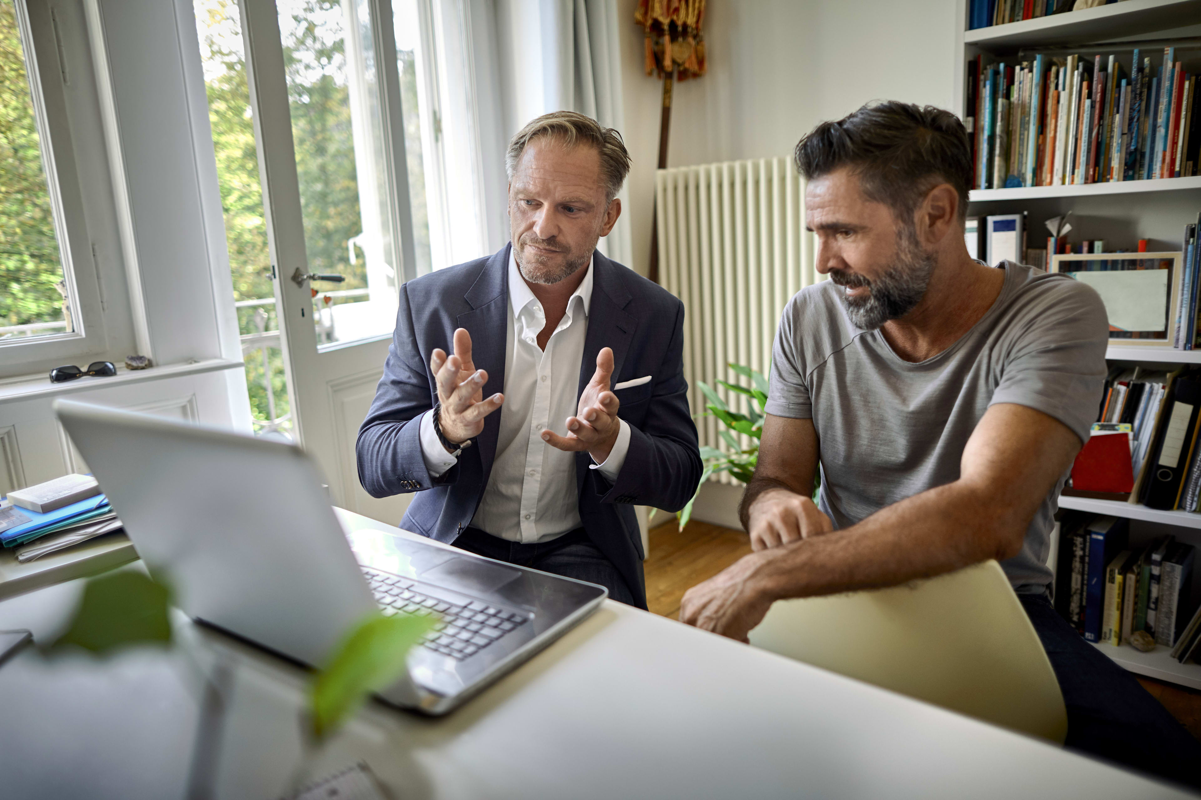 Kunden_Zuhause_Maenner_Verkaufsgespraech_s_thpcqj