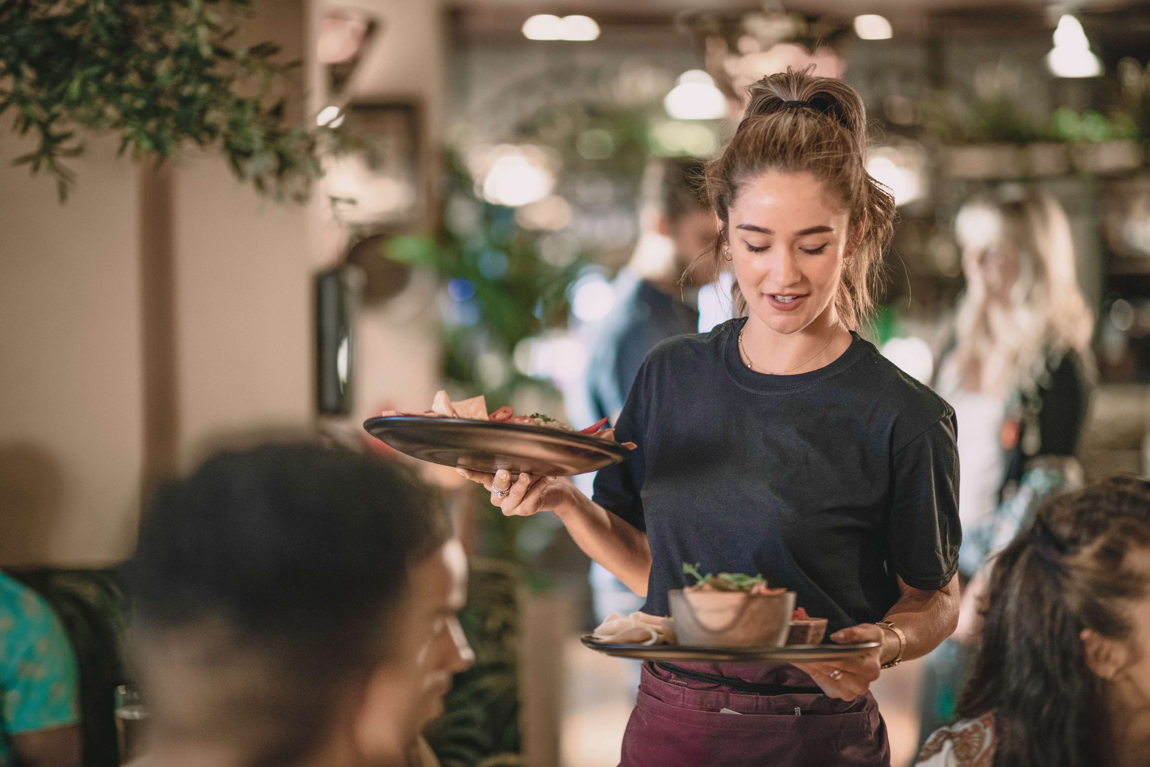 Business_Gastro_Service_Frau_Alleine_Serviert_Essen_s_nnxtce
