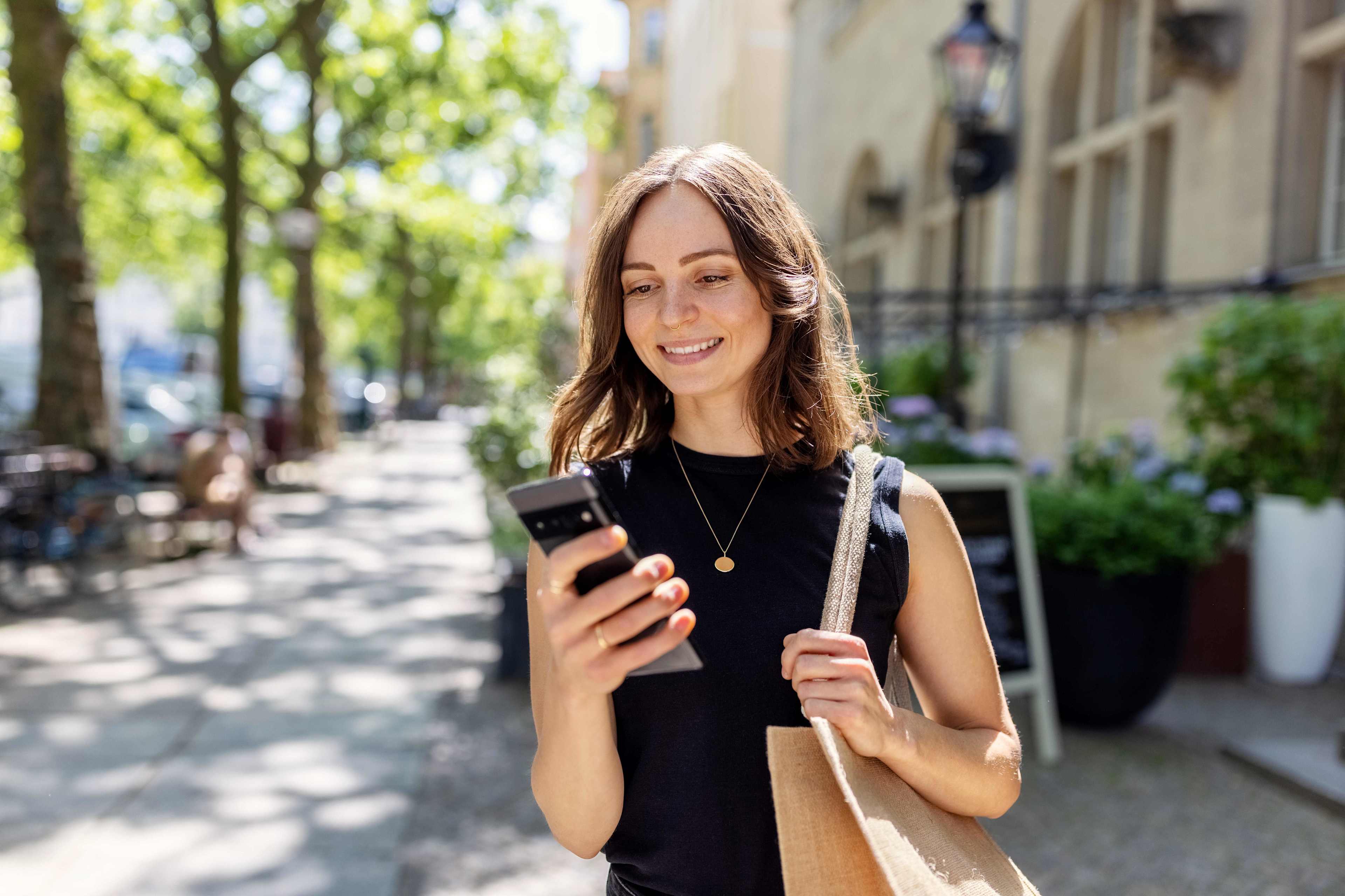 Kunden_Unterwegs_Frau_Smartphone_s_tas5cd