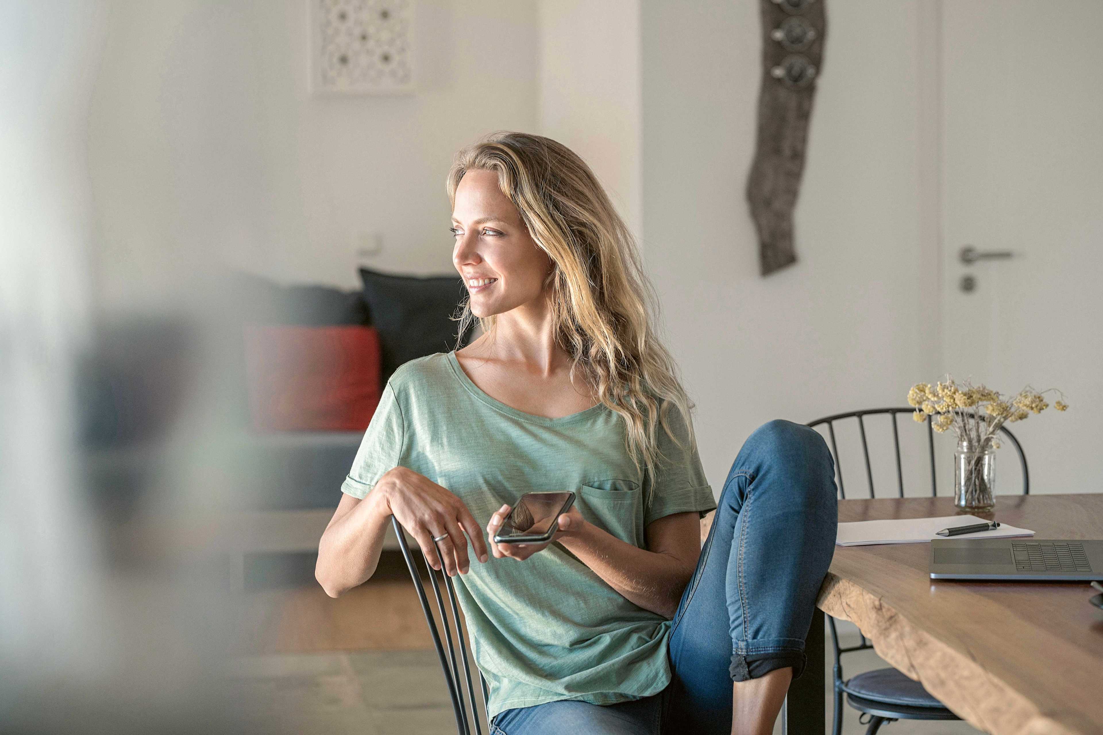 Kunden_Zuhause_Frau_Telefon_Stuhl_s_bwvrxy