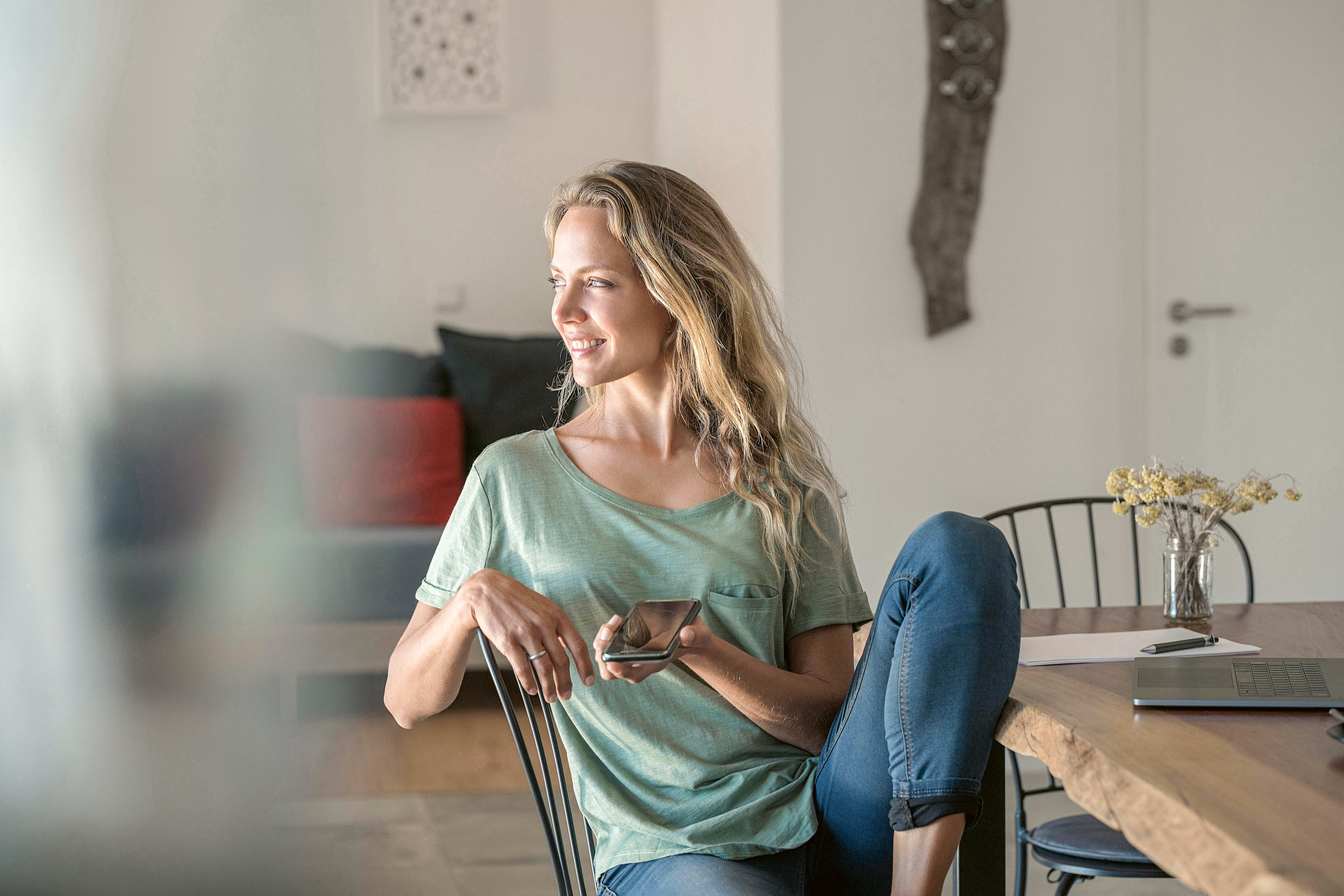 Kunden_Zuhause_Frau_Telefon_Stuhl_s_bwvrxy