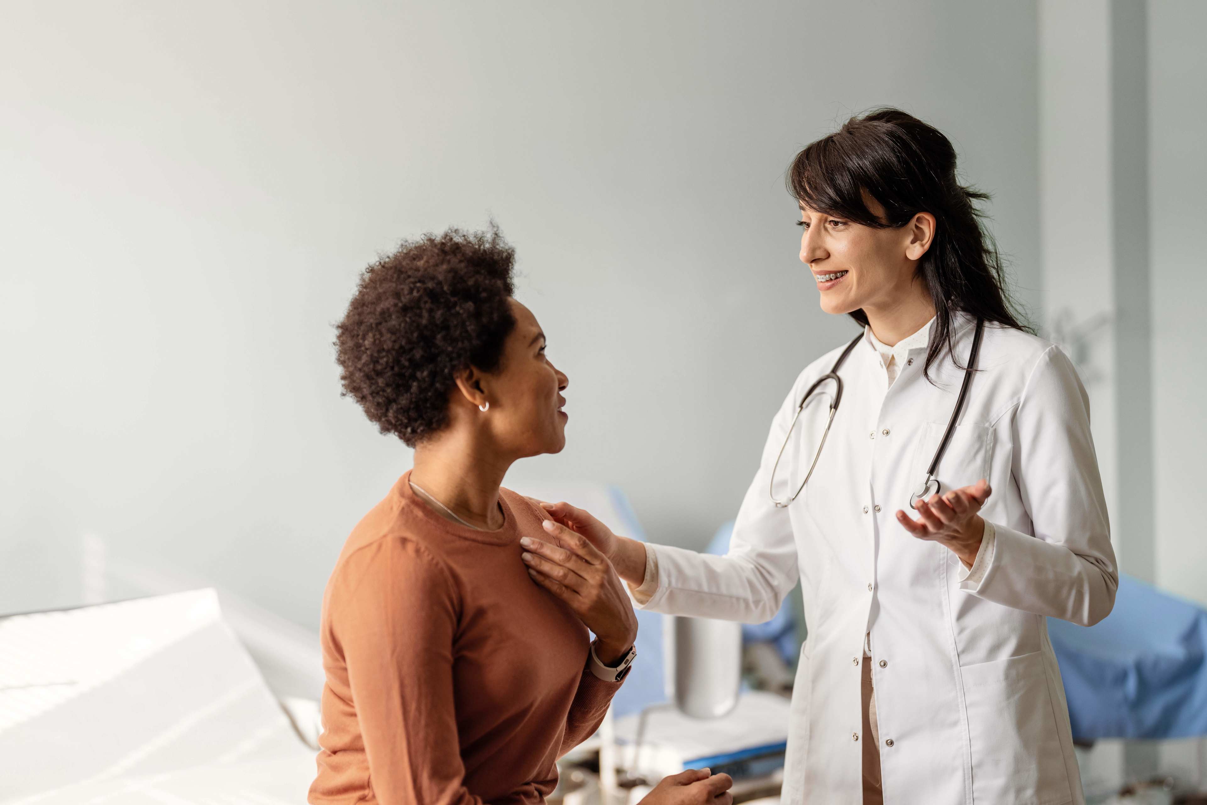 Gesundheit_Spital_Aerztin_Gespraech_Frau_s_ivv2t8