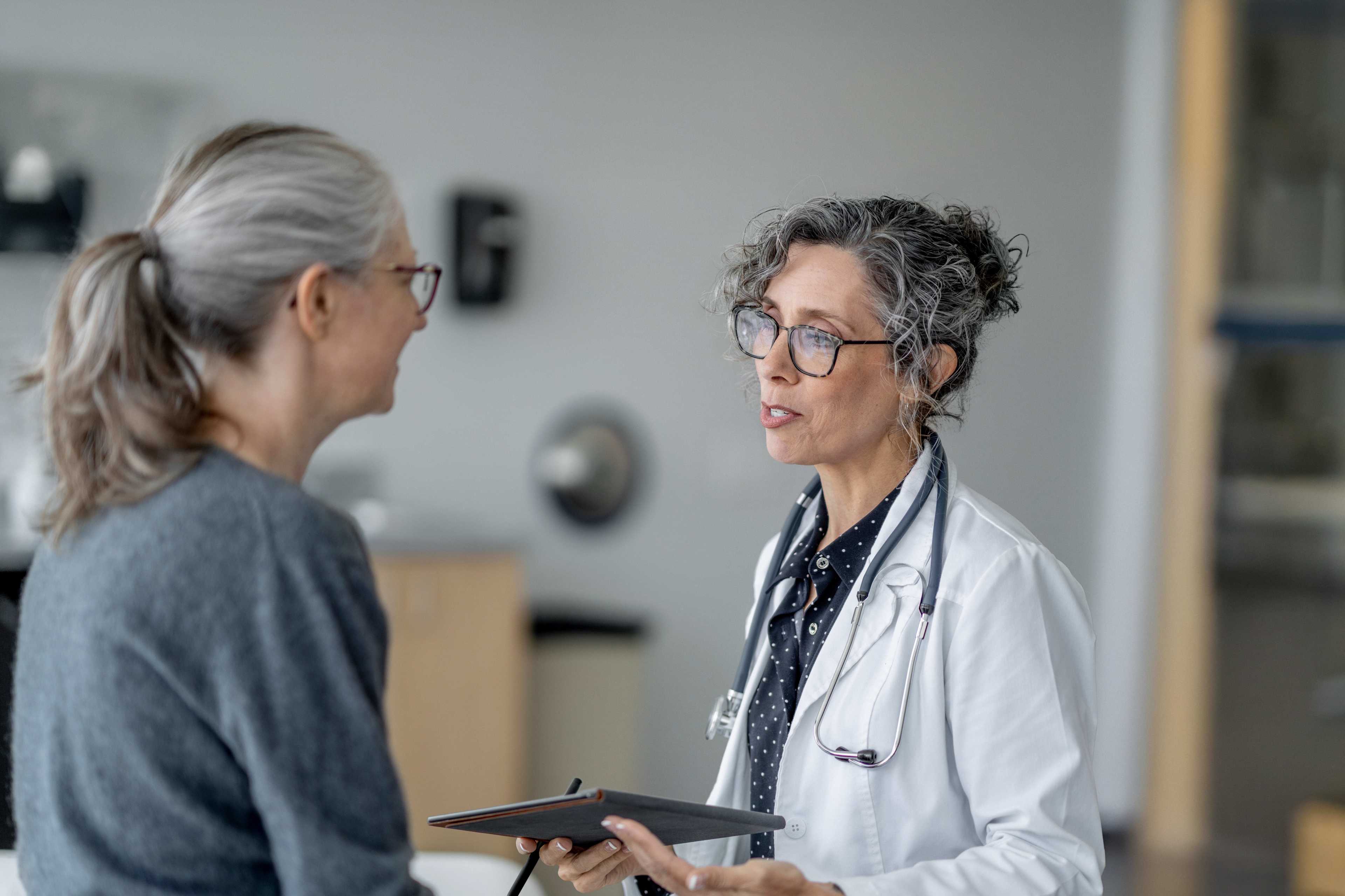 Gesundheit_Spital_Frau_Aerztin_Gespraech_s_hhlaqn