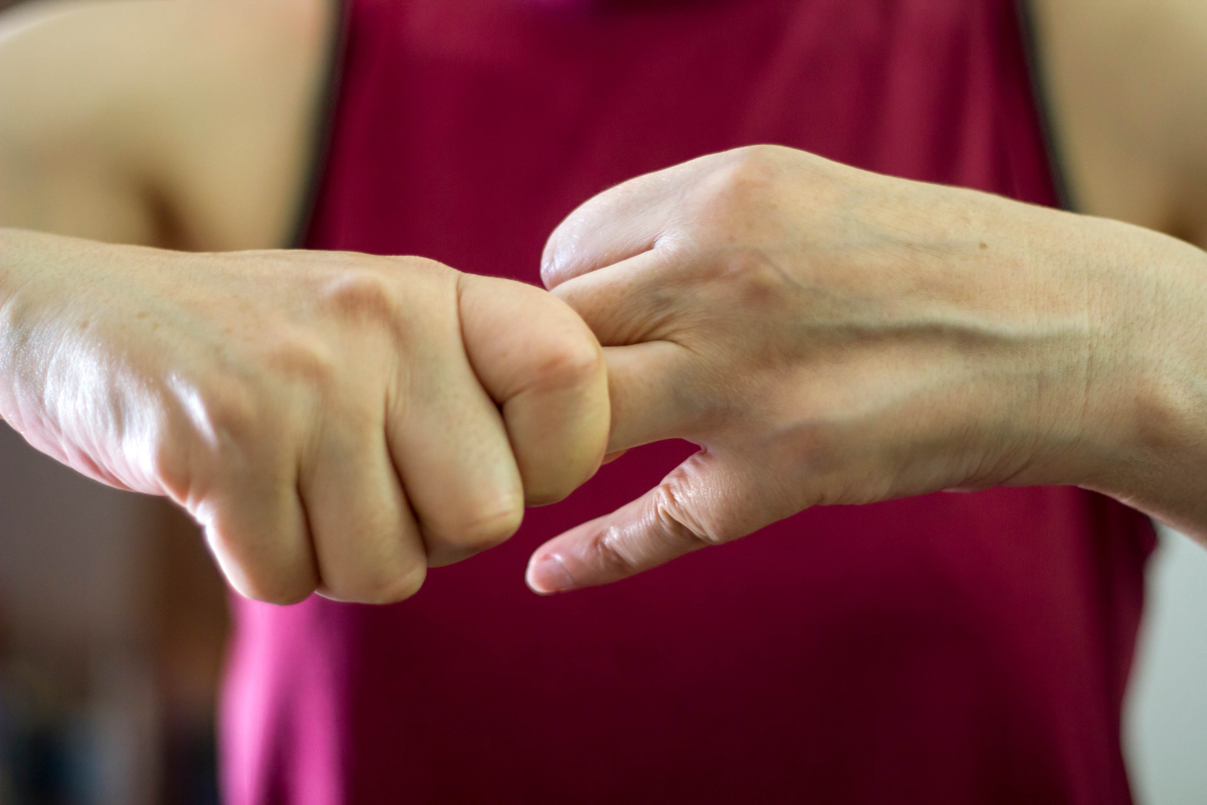 2026-02-16-gesundheitswelt-fingerknacken-getty