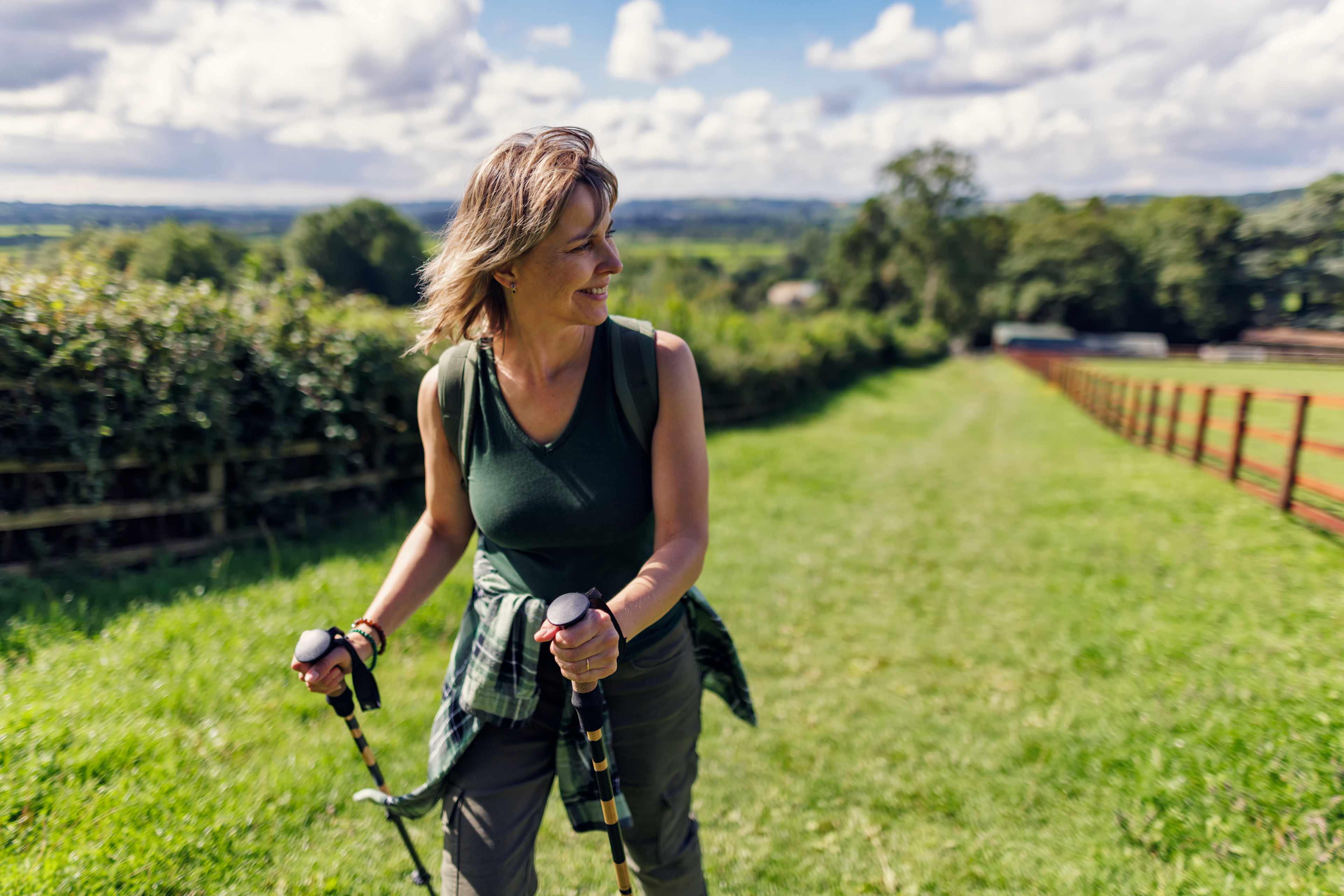 2026-03-20-gesundheitswelt-blog-bewegung-nordic-walking-frau-getty
