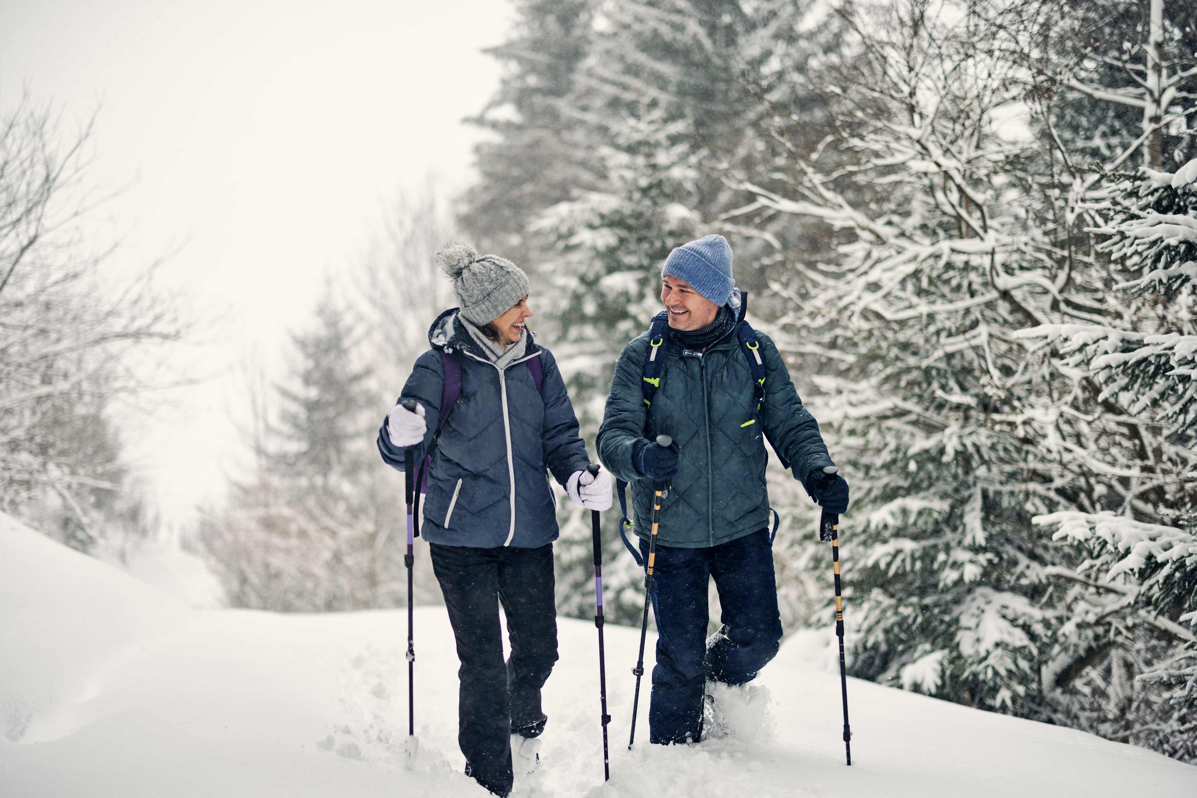 2026-03-20-gesundheitswelt-blog-bewegung-nordic-walking-schnee-getty