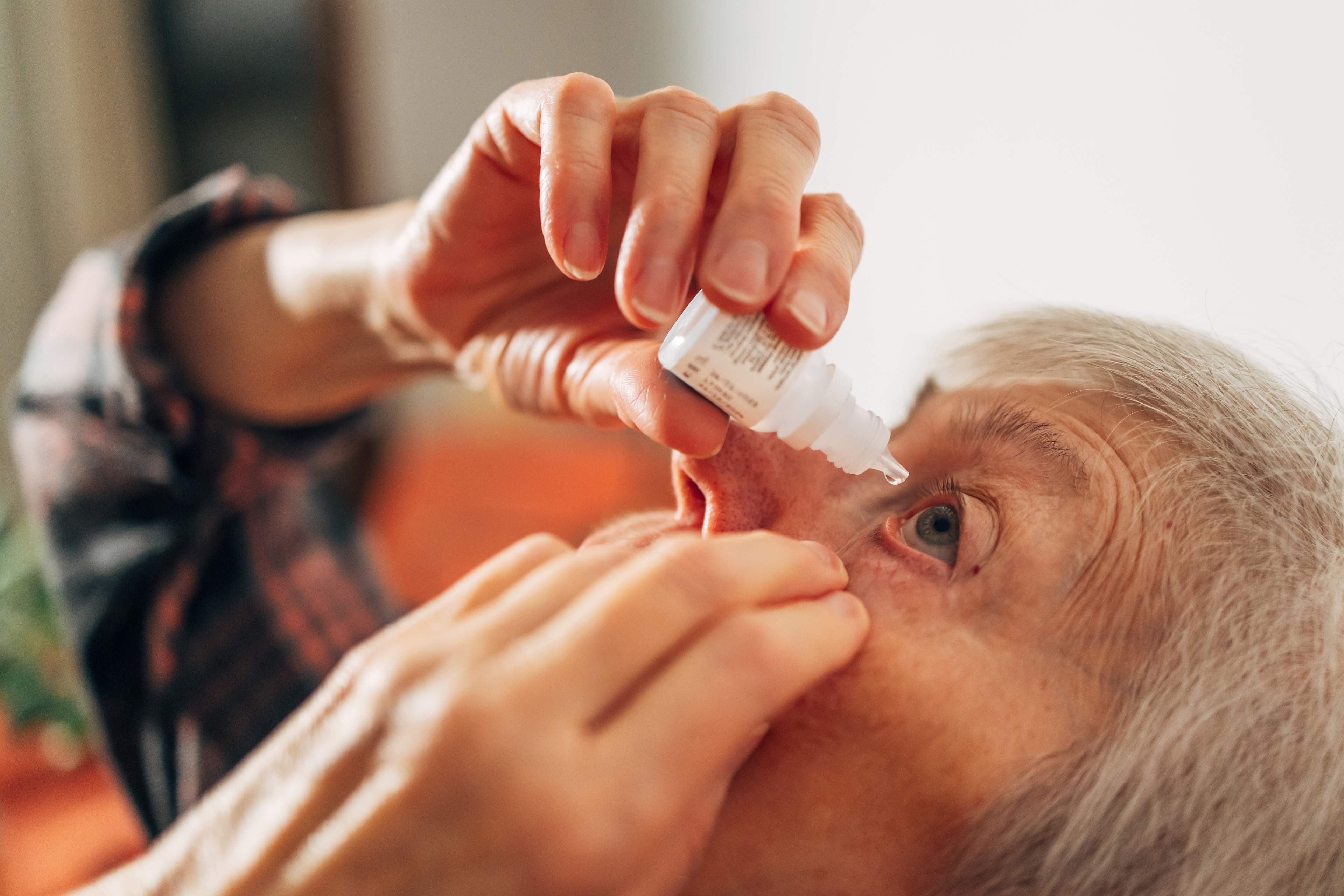 2026-04-01-blogbeitrag-augenoperation-grauerstar-gruenerstar-augen-augentropfen