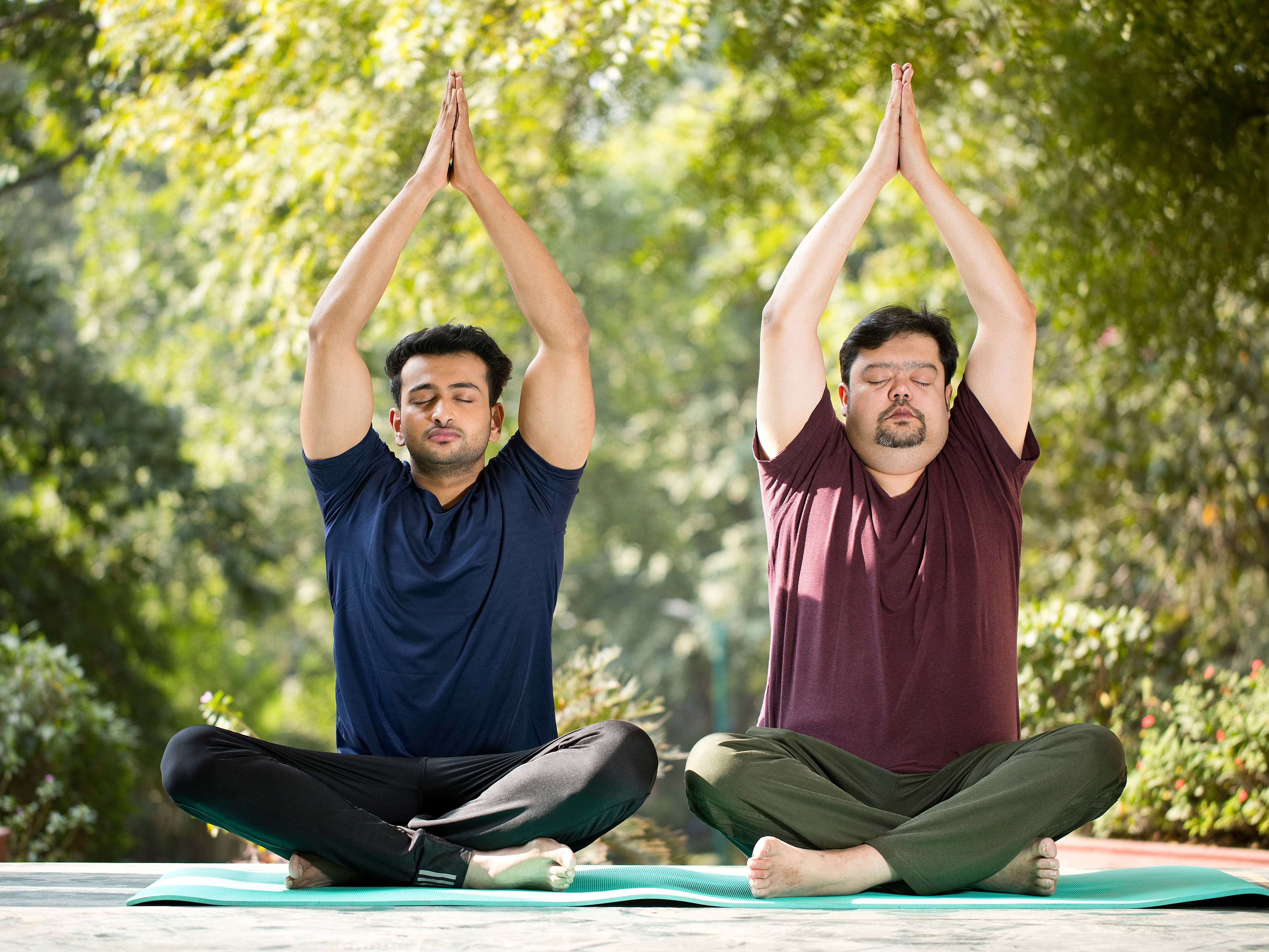 Bewegung_Yoga_Maenner_Draussen_s_f9z0ci