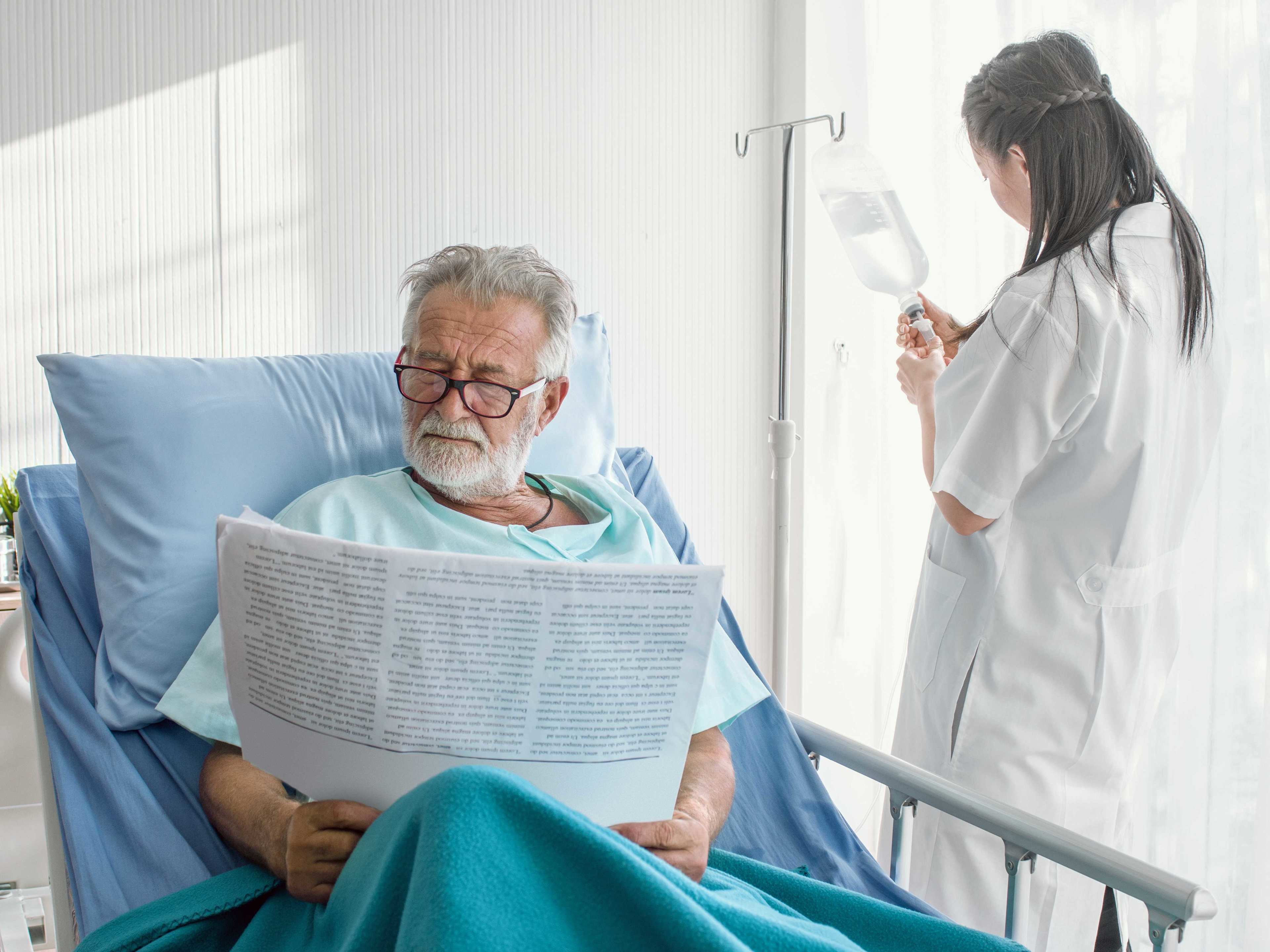 Gesundheit_Spital_Patient_Liest_Zeitung_s_epeg0s