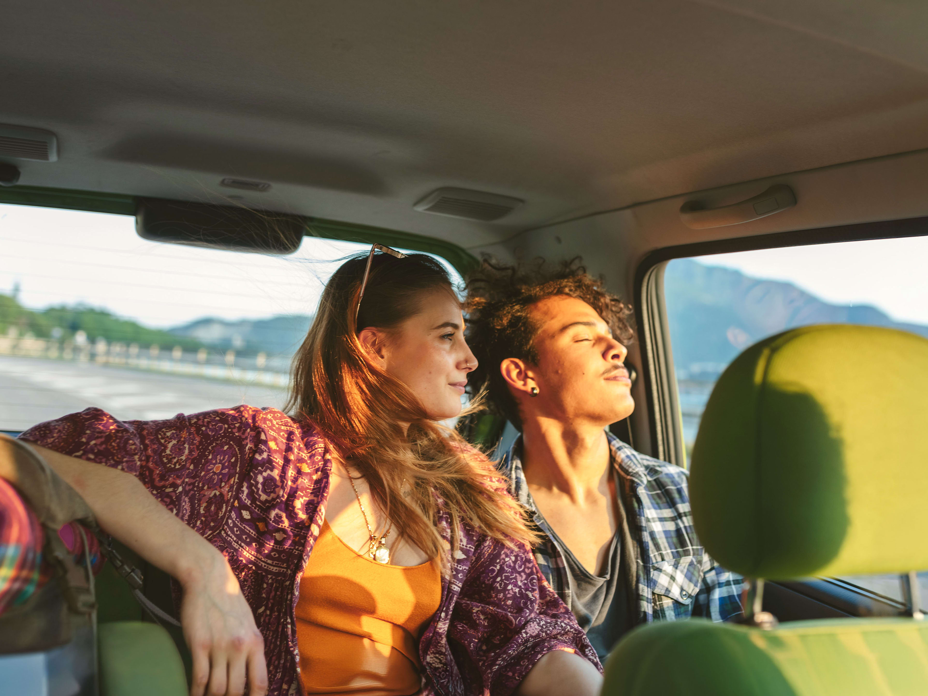 Kunden_Unterwegs_Junges_Paar_Auto_s