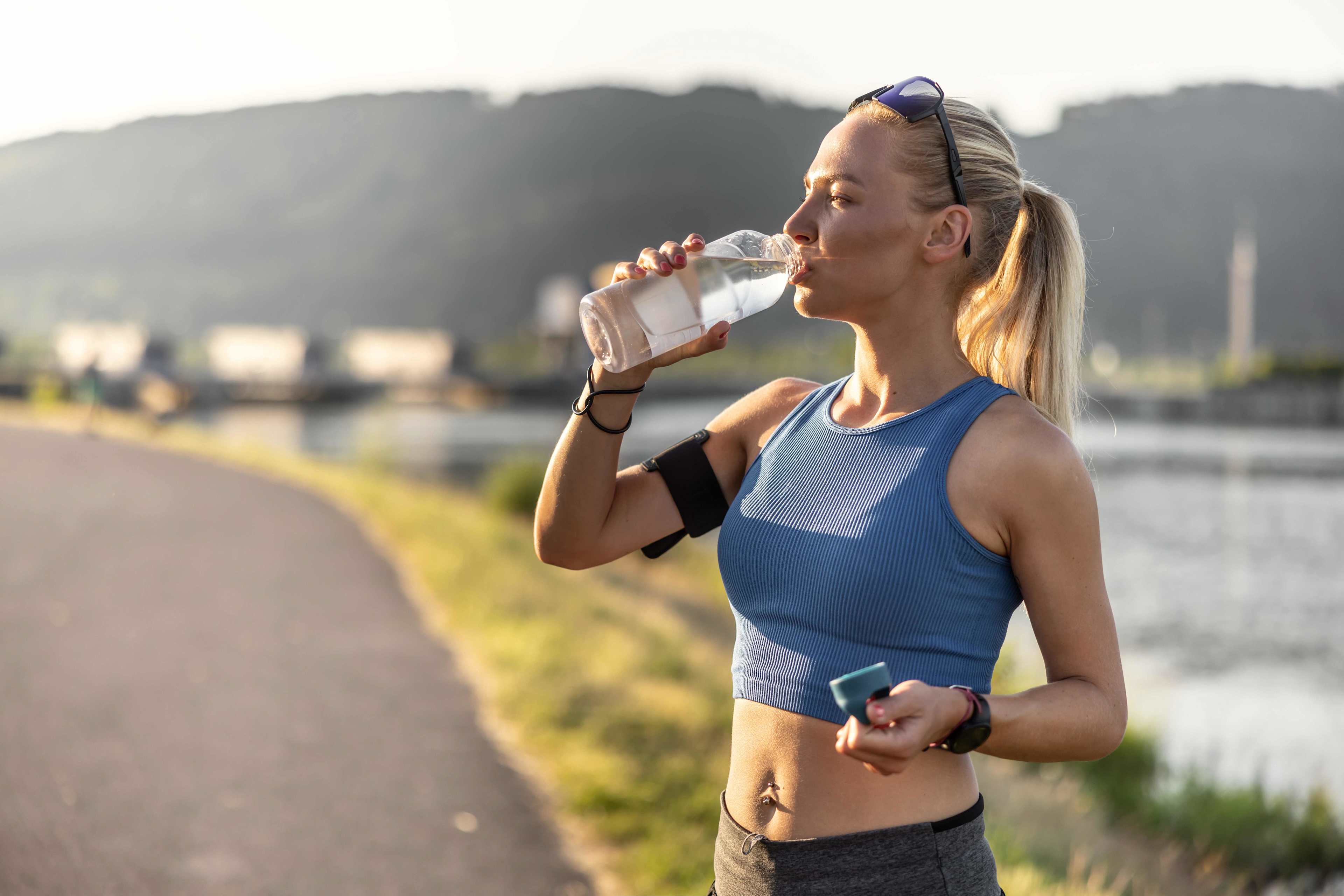 Bewegung_Joggen_Frau_Trinken_s_dyqabs