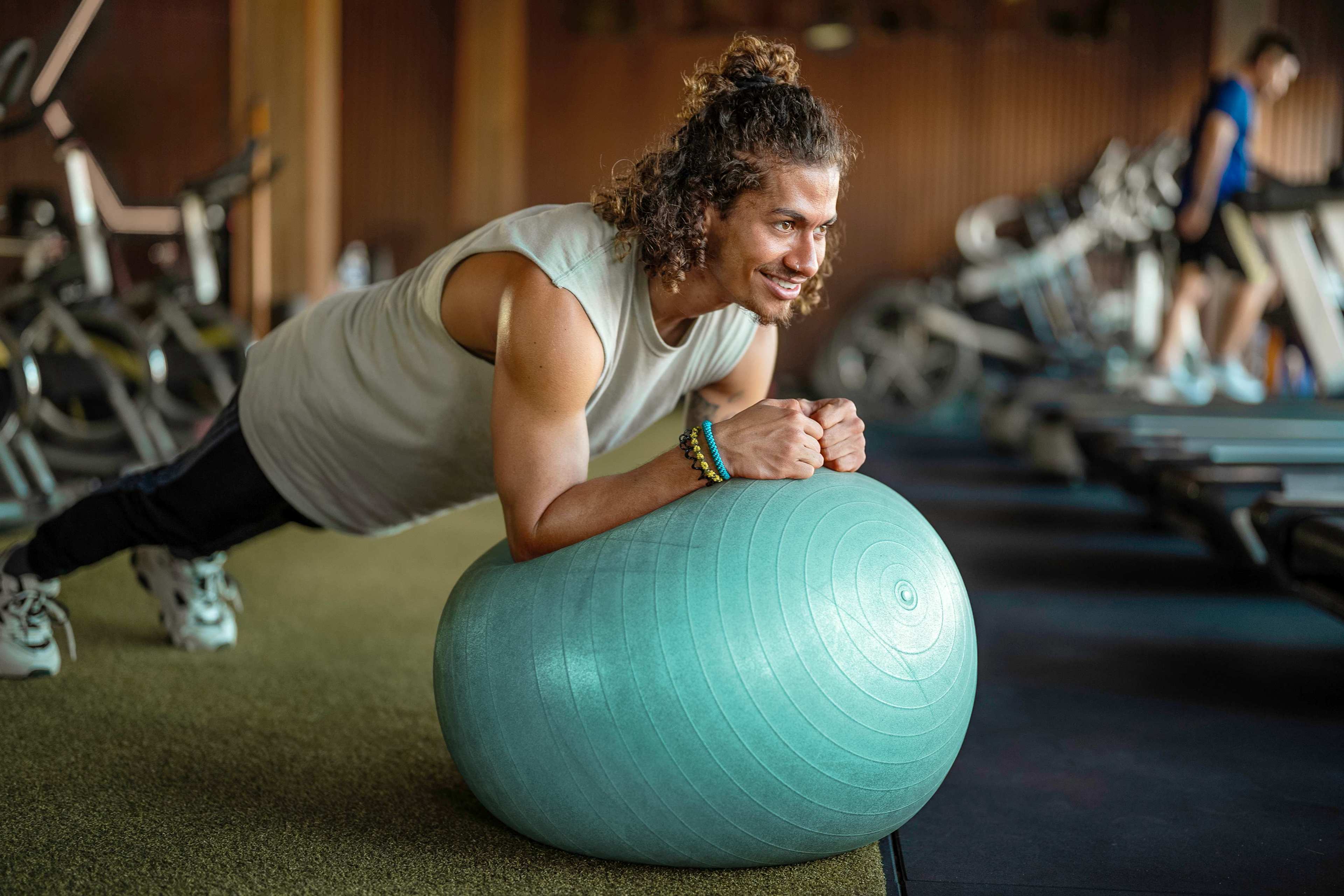 Bewegung_Mann_Fitnessball_s_Freisteller_f5auld