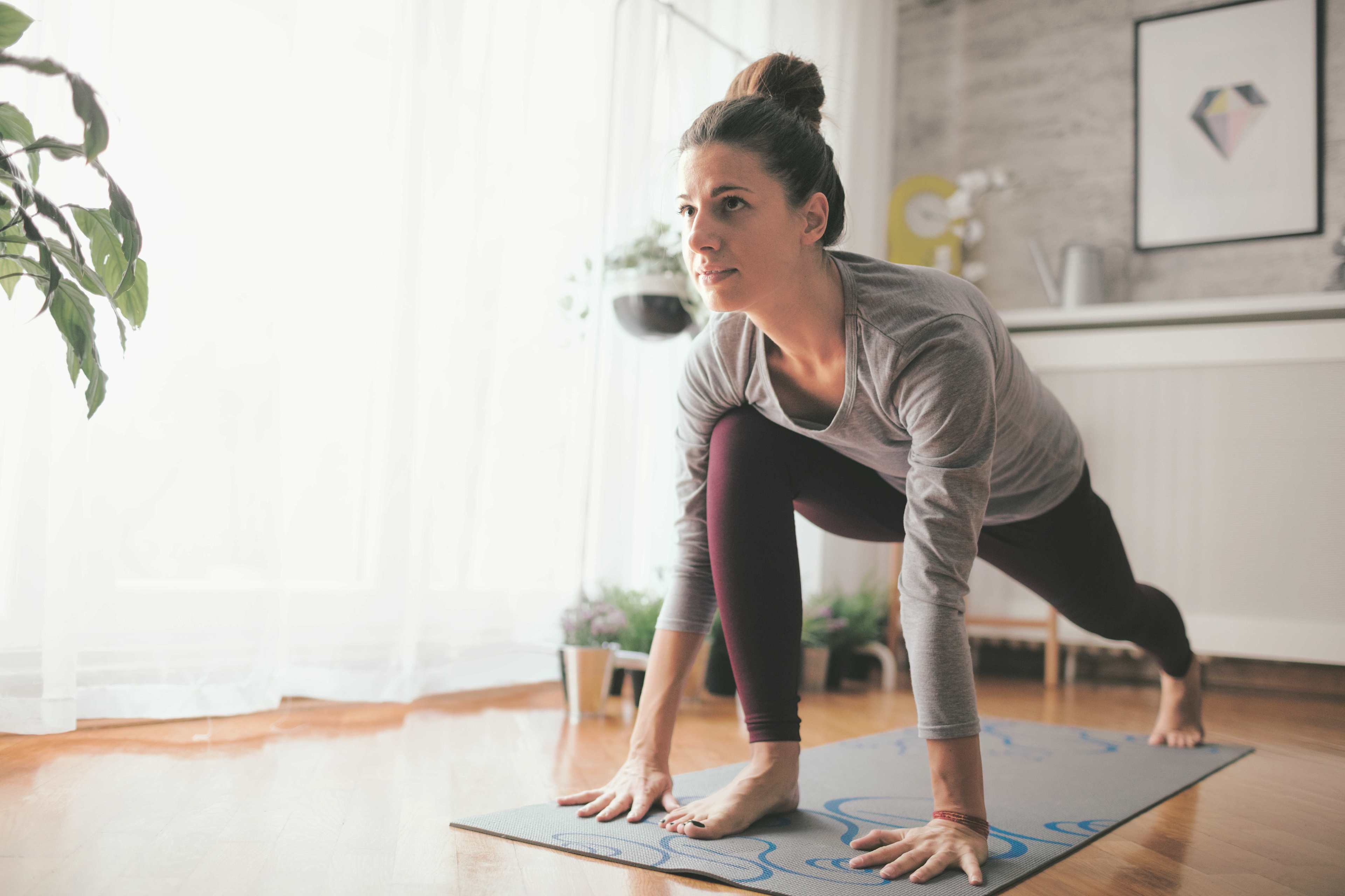 Bewegung_Yoga_Frau_Ausfallschritt_s_xfwnek