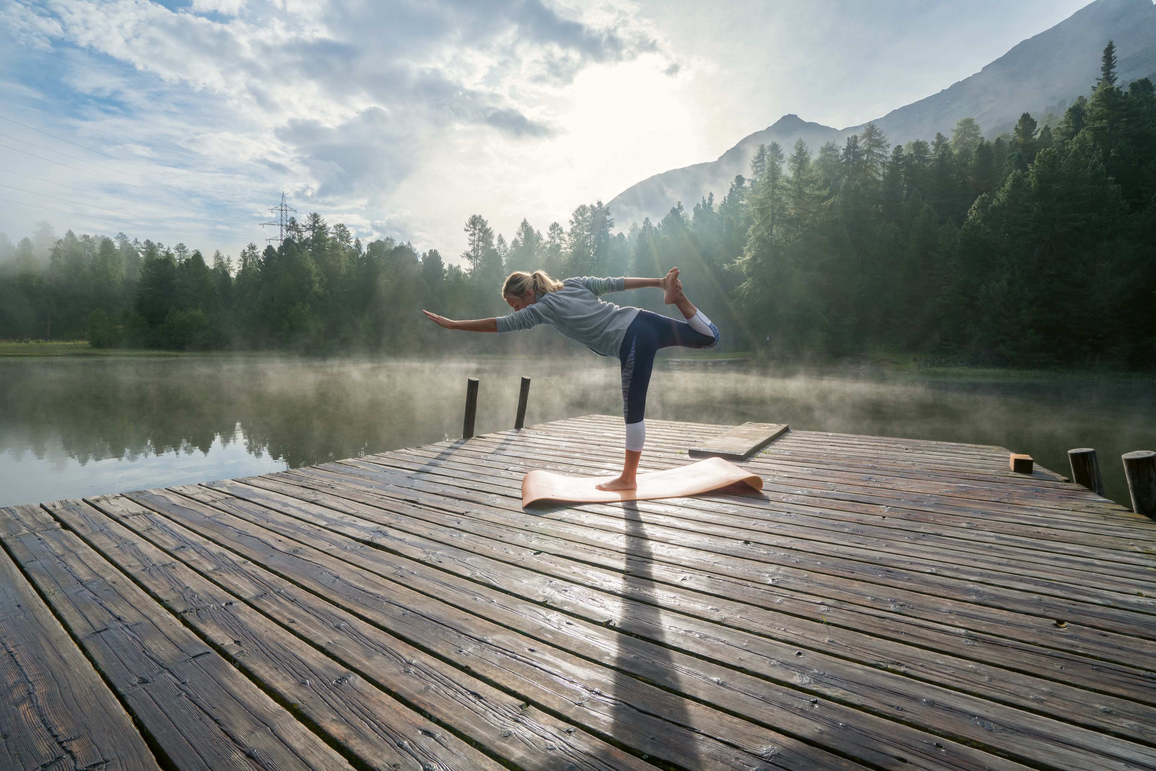 Bewegung_Yoga_Frau_See_s_nvhpzn