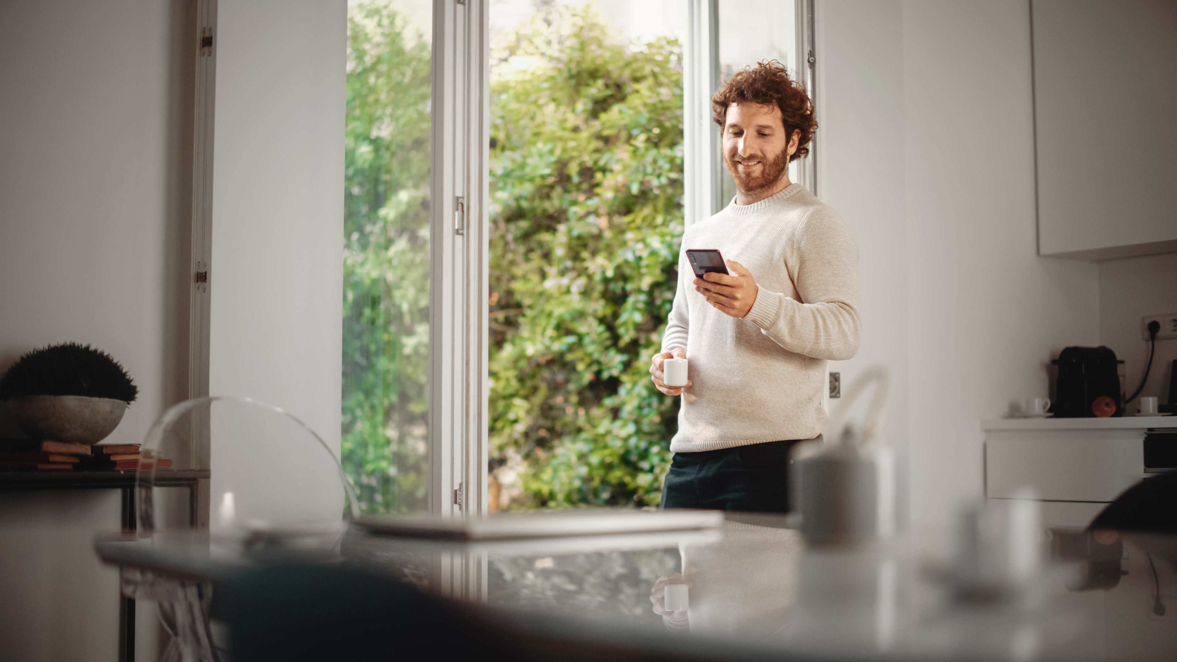 Kunden_Daheim_Mann_Smartphone_Praemienbefreiung_Versicherungsbestaetigung_s_lel2is