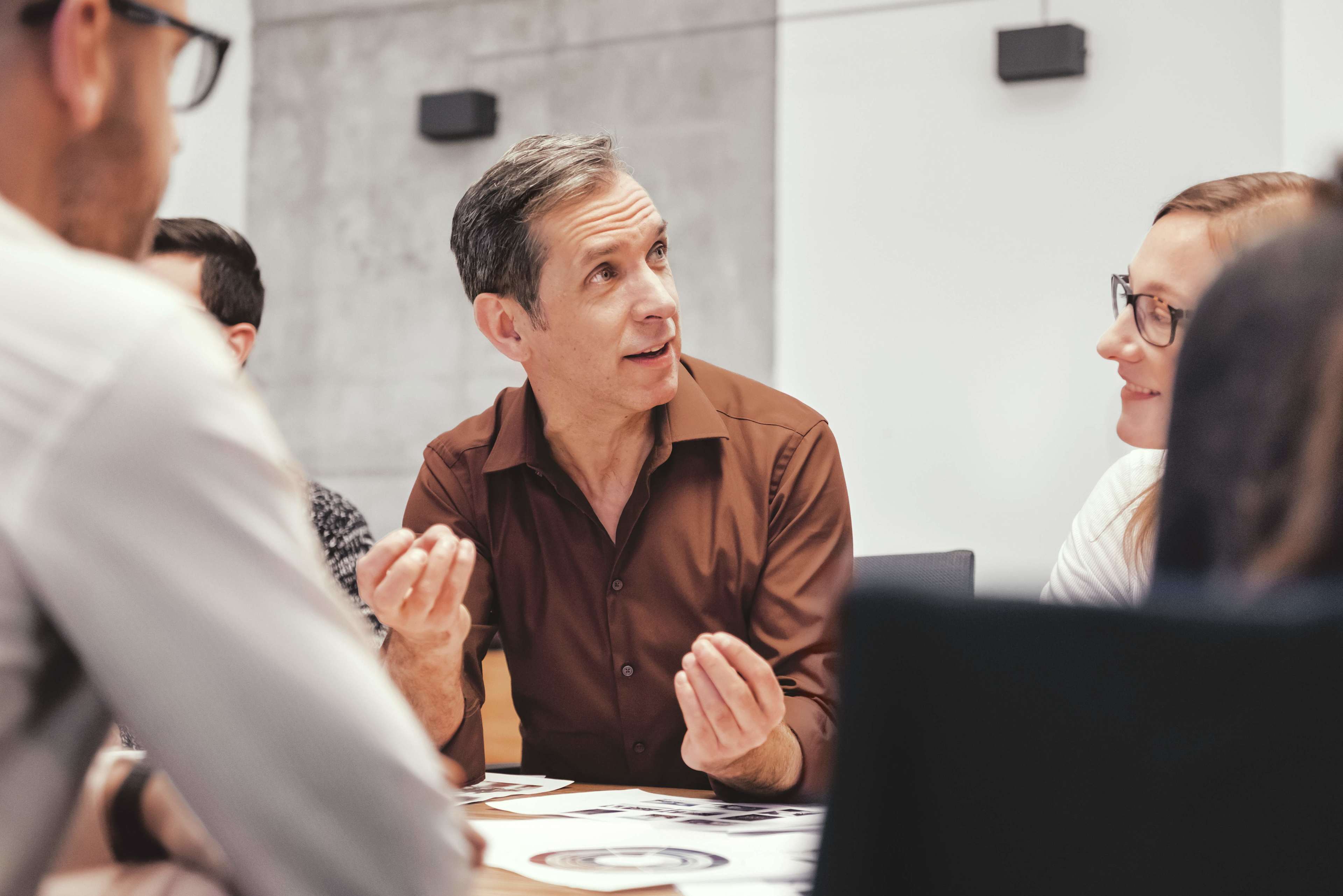 Business_Meeting_Mann_Diskutieren_s_jvdyqc