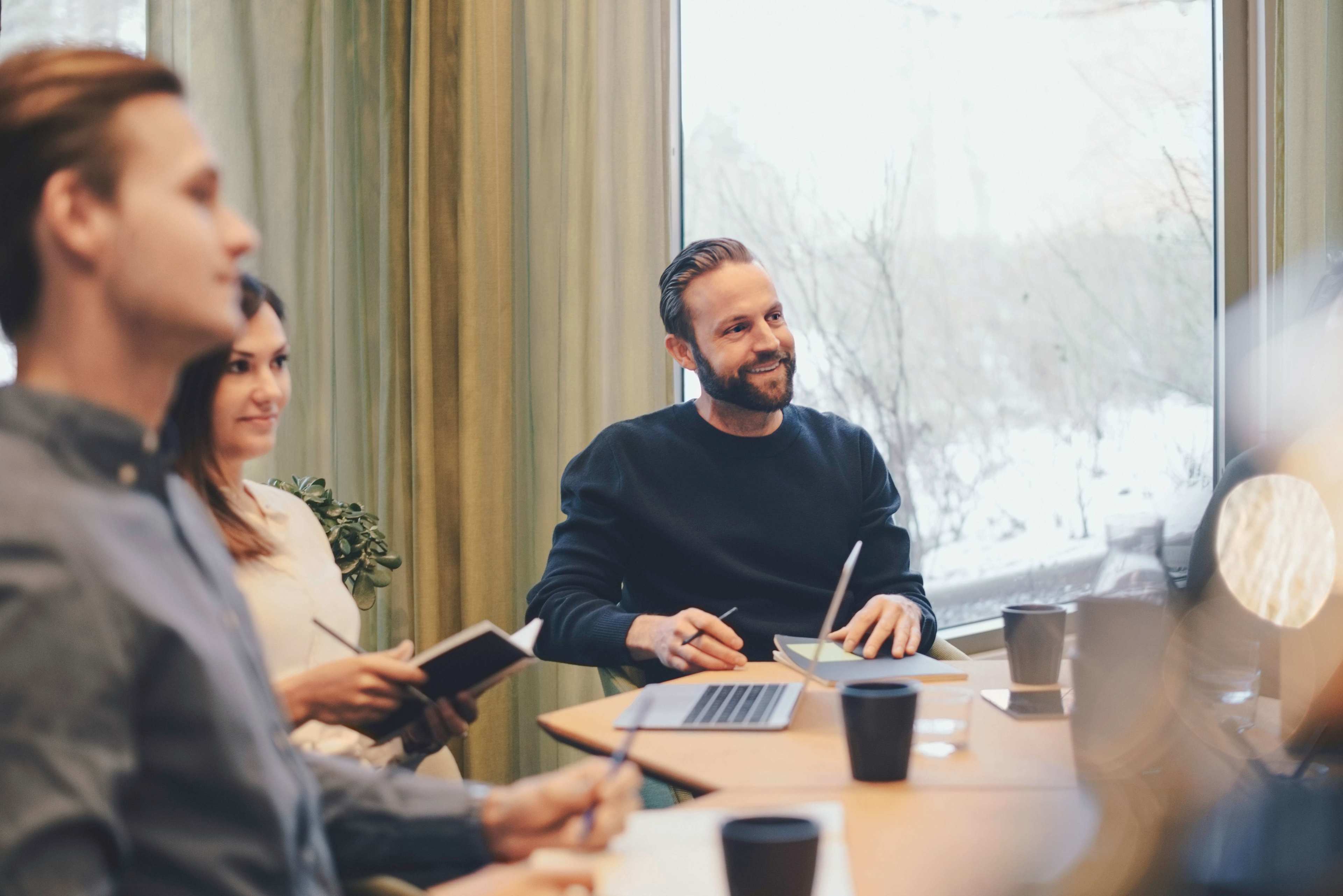 Business_Meeting_Mann_Laecheln_absenzkostenberechnung_kollektivpartner_s_dvpbor