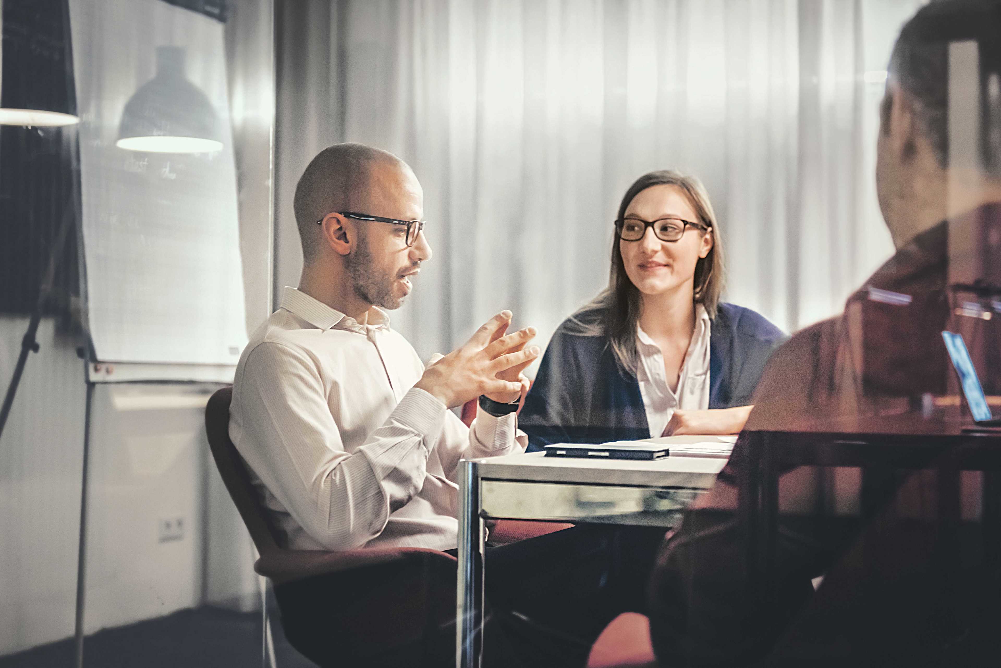 Business_Meeting_Mann_Sprechen_s_eifgun