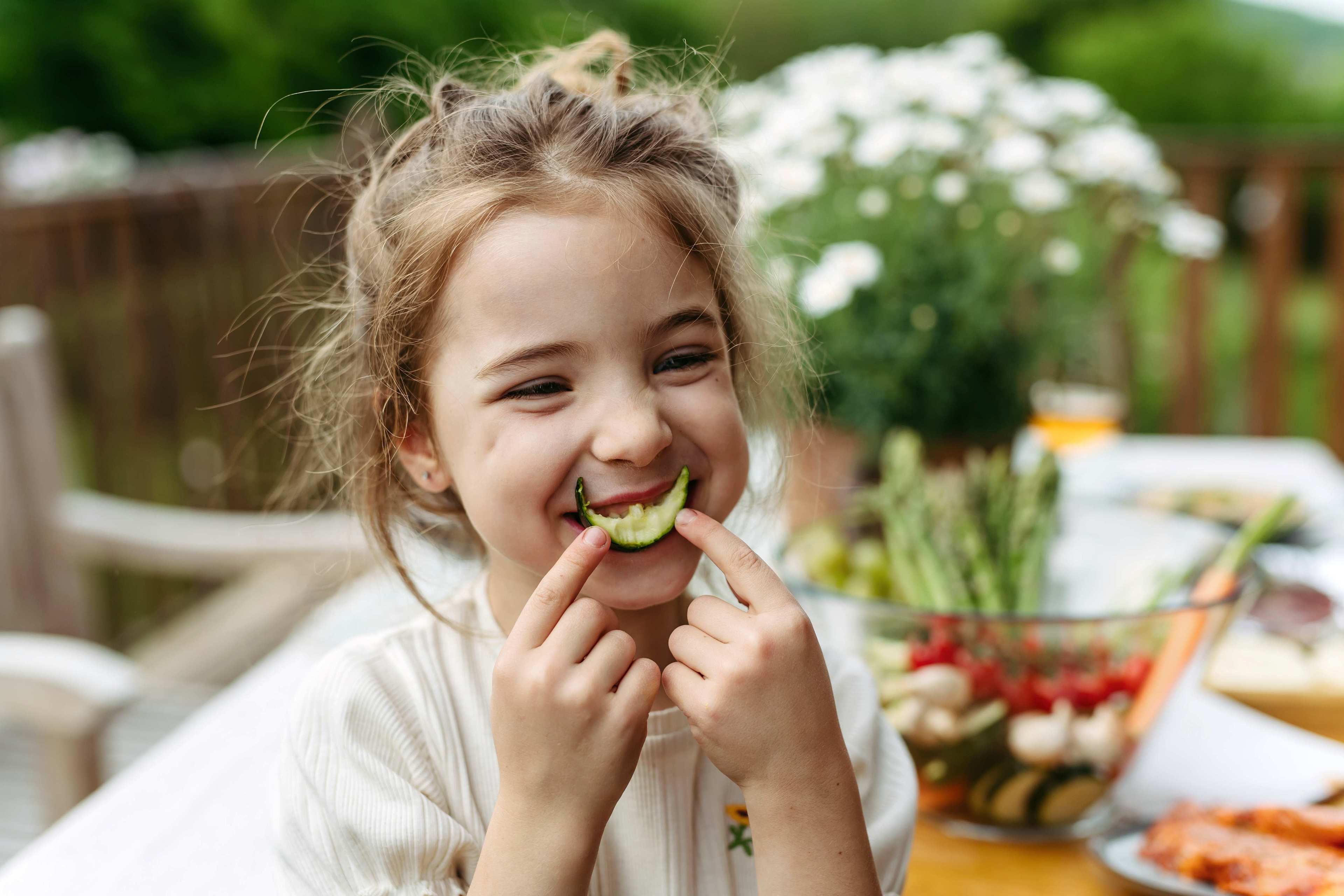 Ernaehrung_Vitamine_Kind_Lachen_s_x8cbkk