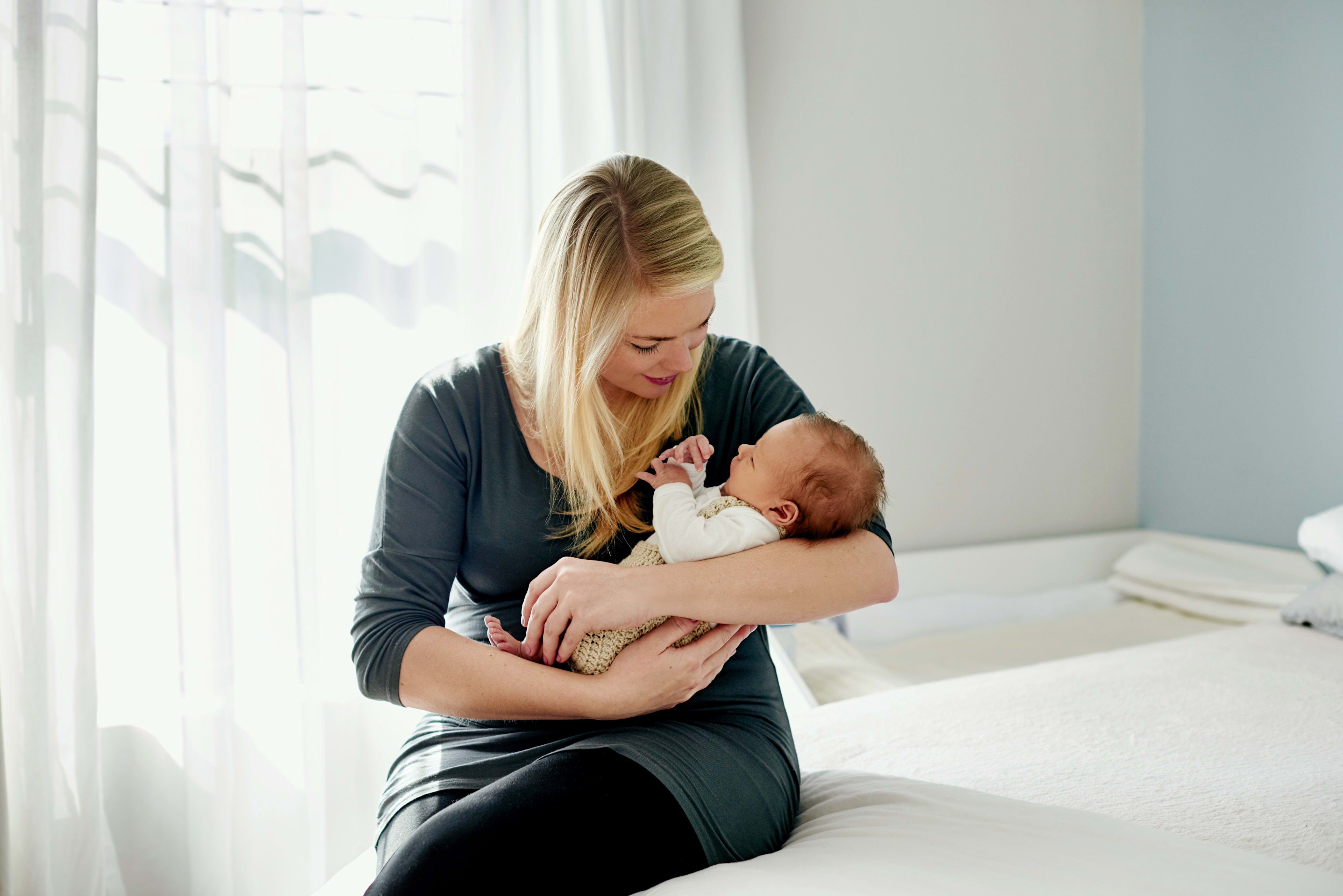 Familie_Mutter_Baby_Anschauen_s_hhpcxe