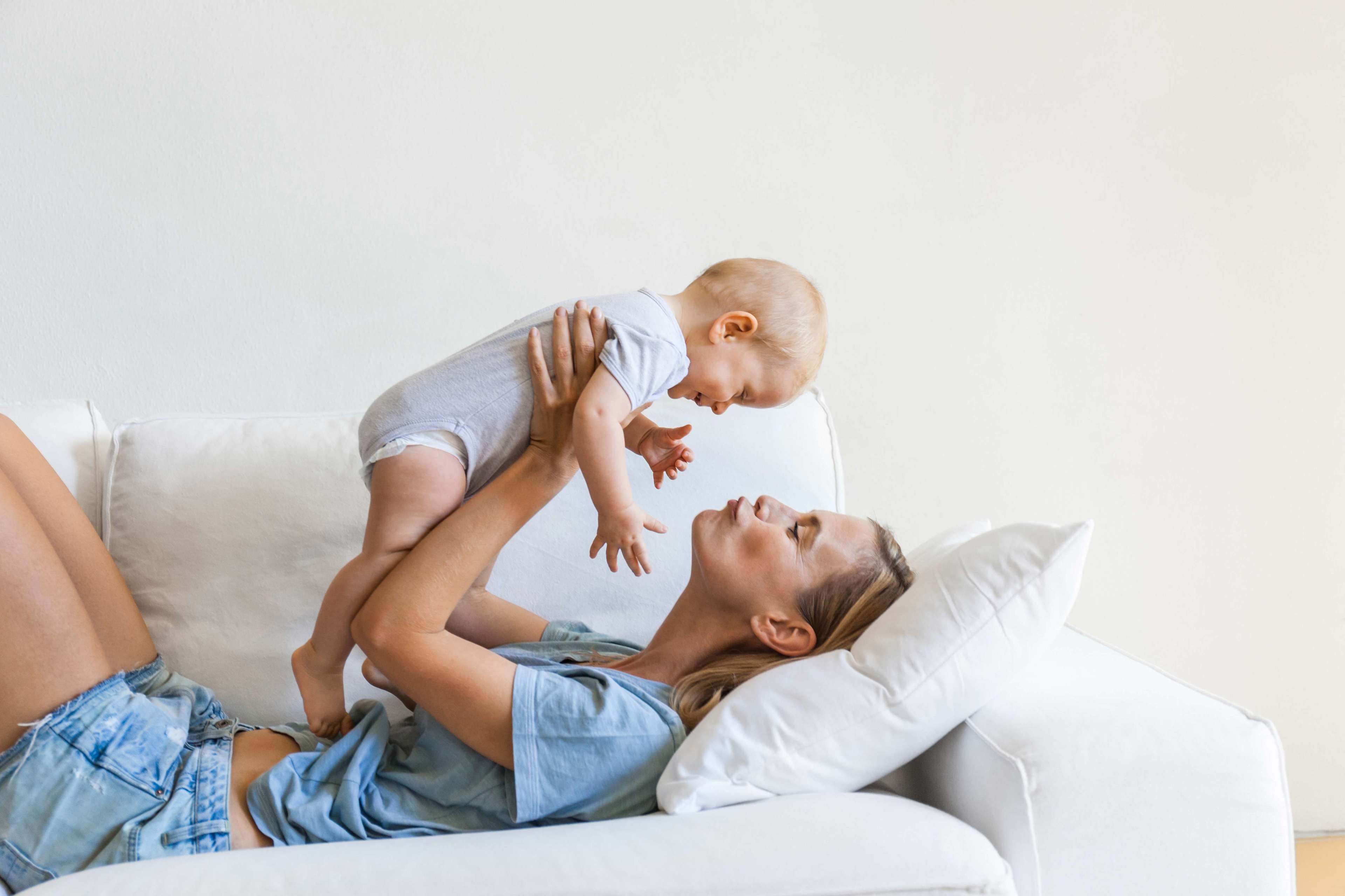 Familie_Mutter_Baby_Sofa_s_jq7ykq