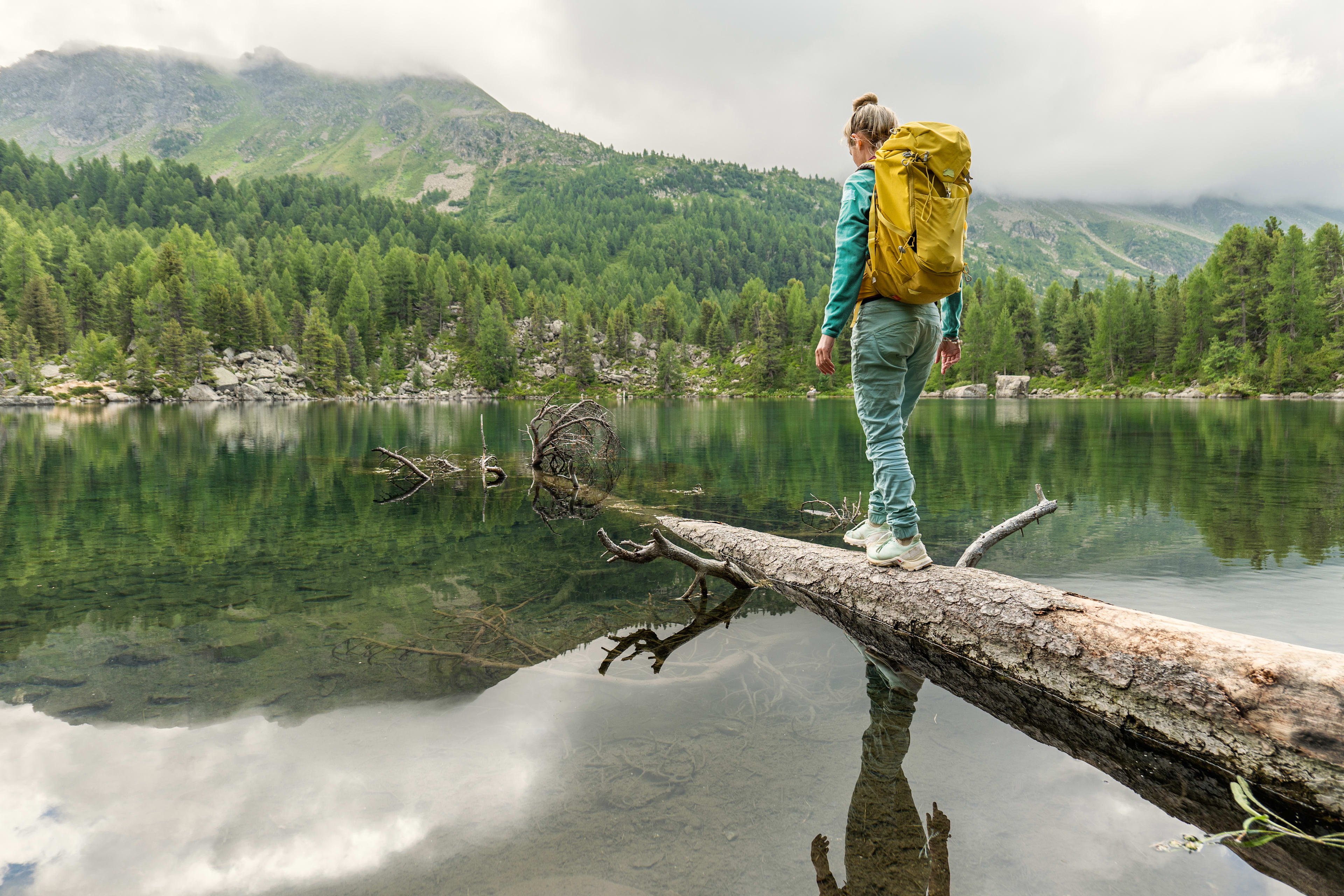 Kunden_Unterwegs_Frau_Wandern_Bergsee_s_lay28l