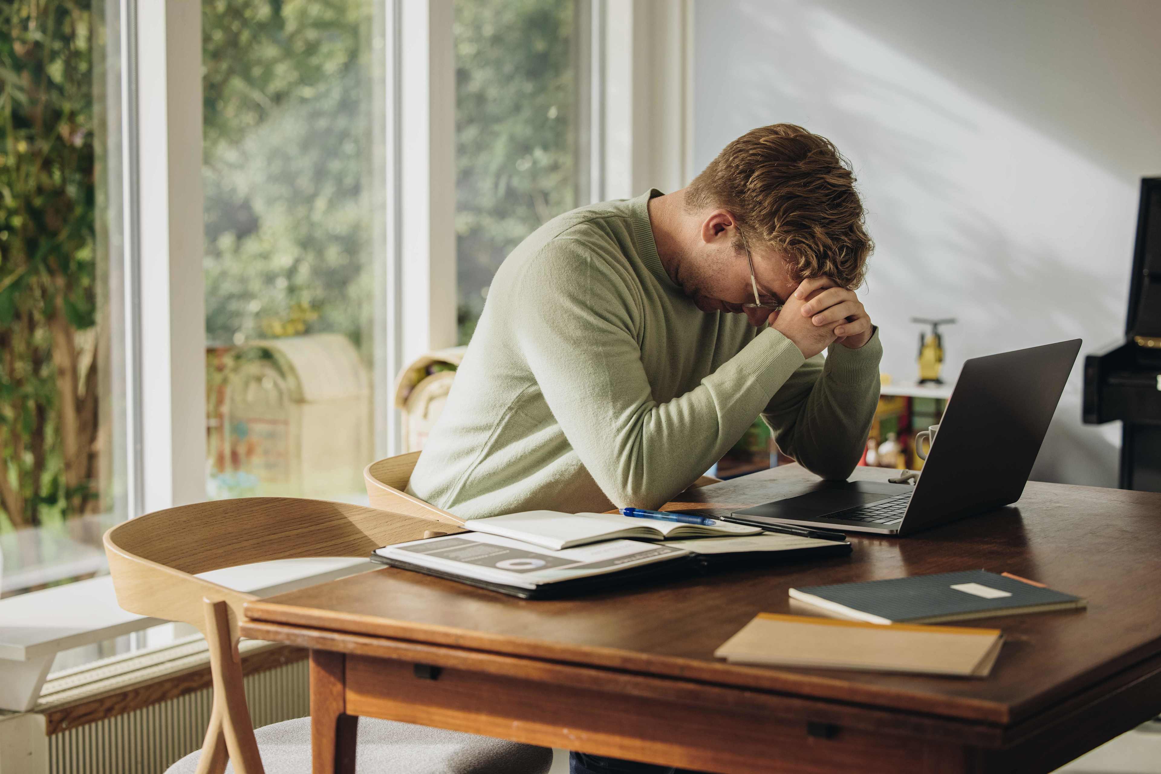 Business_Homeoffice_Mann_Stress_s_ulatvq