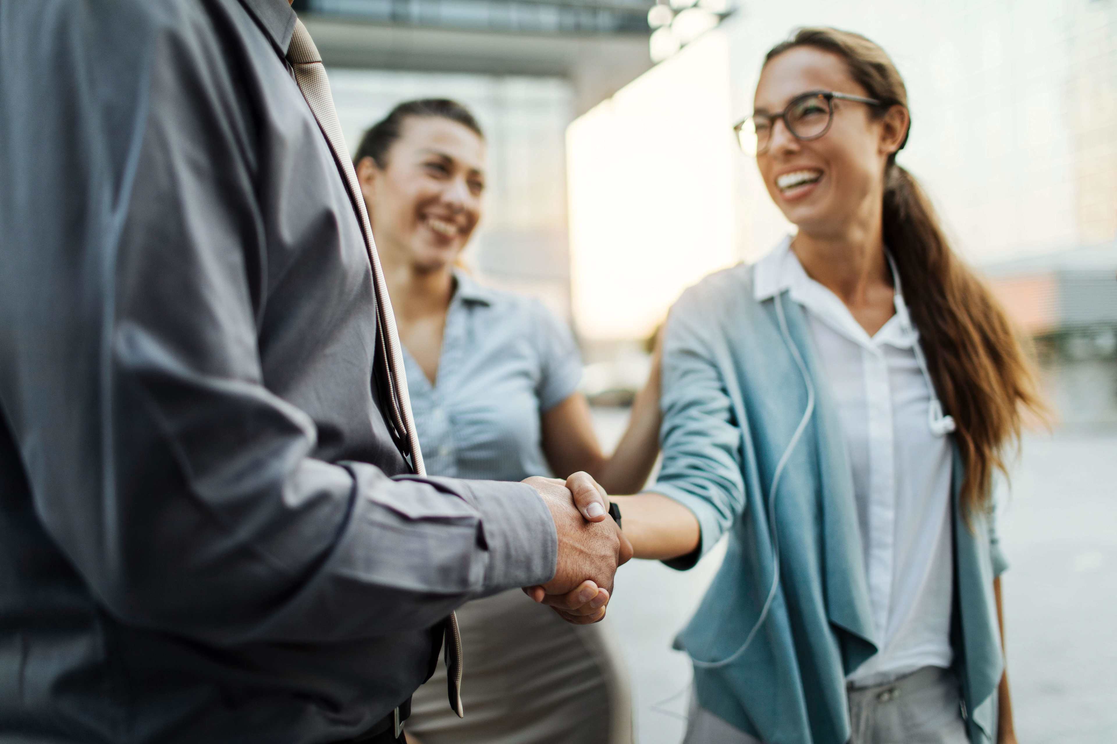 Business_Meeting_Frau_Handshake_s_i8rwhp