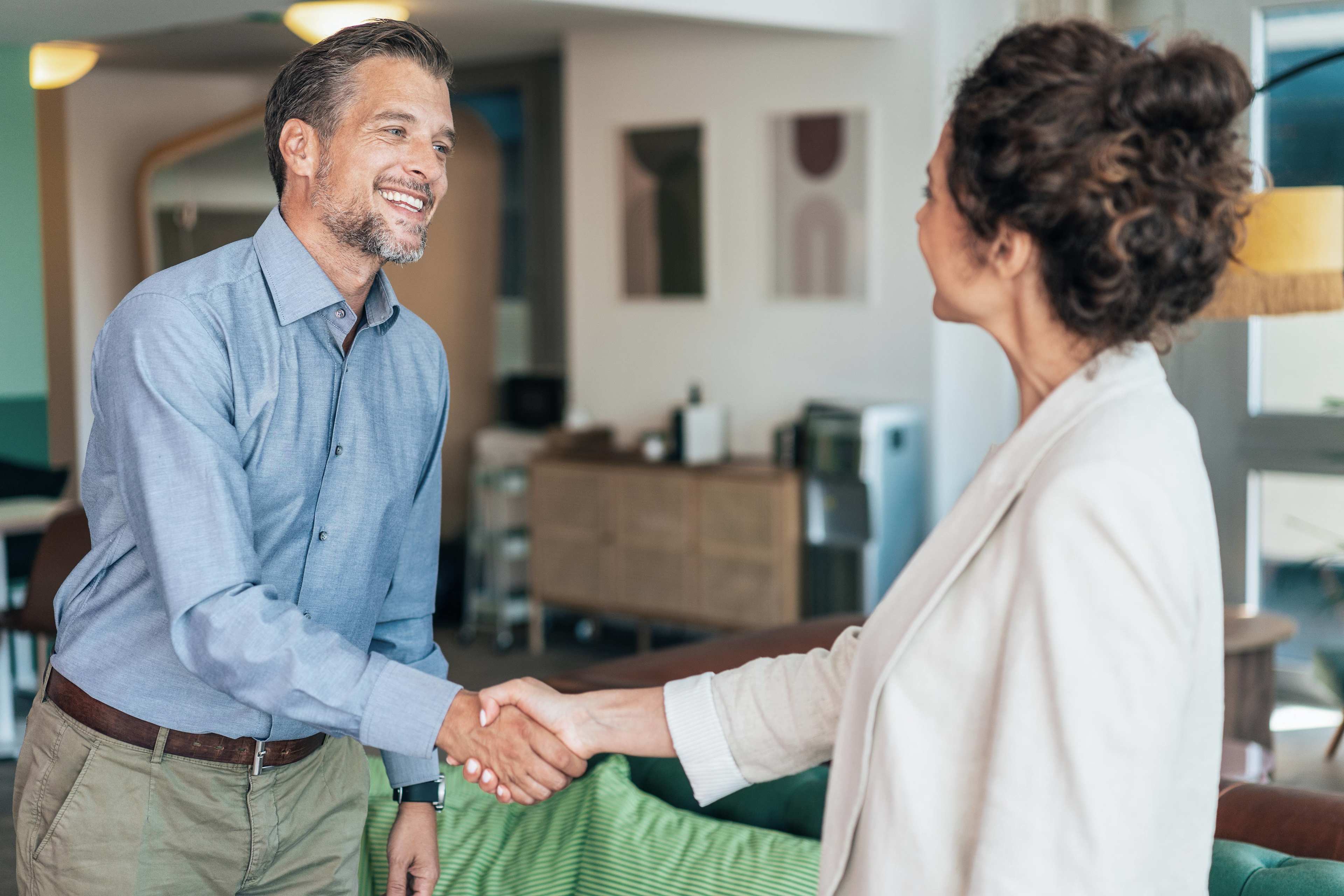 Business_Office_Paar_Handshake_vertriebspartner_broker_s_vs5cnp