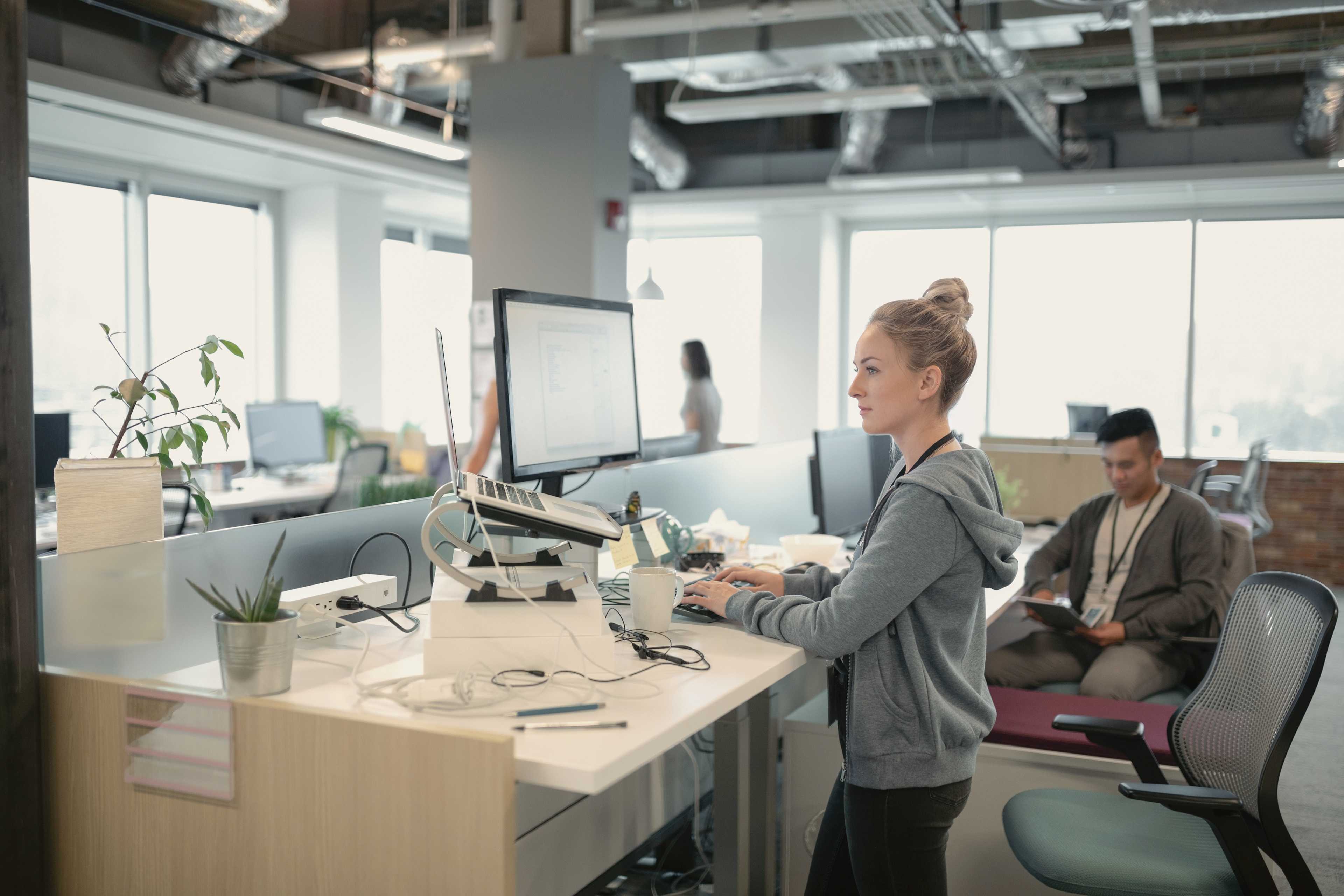 Business_Praevention_Ergonomie_Frau_Schreibtisch_s_srg5bi