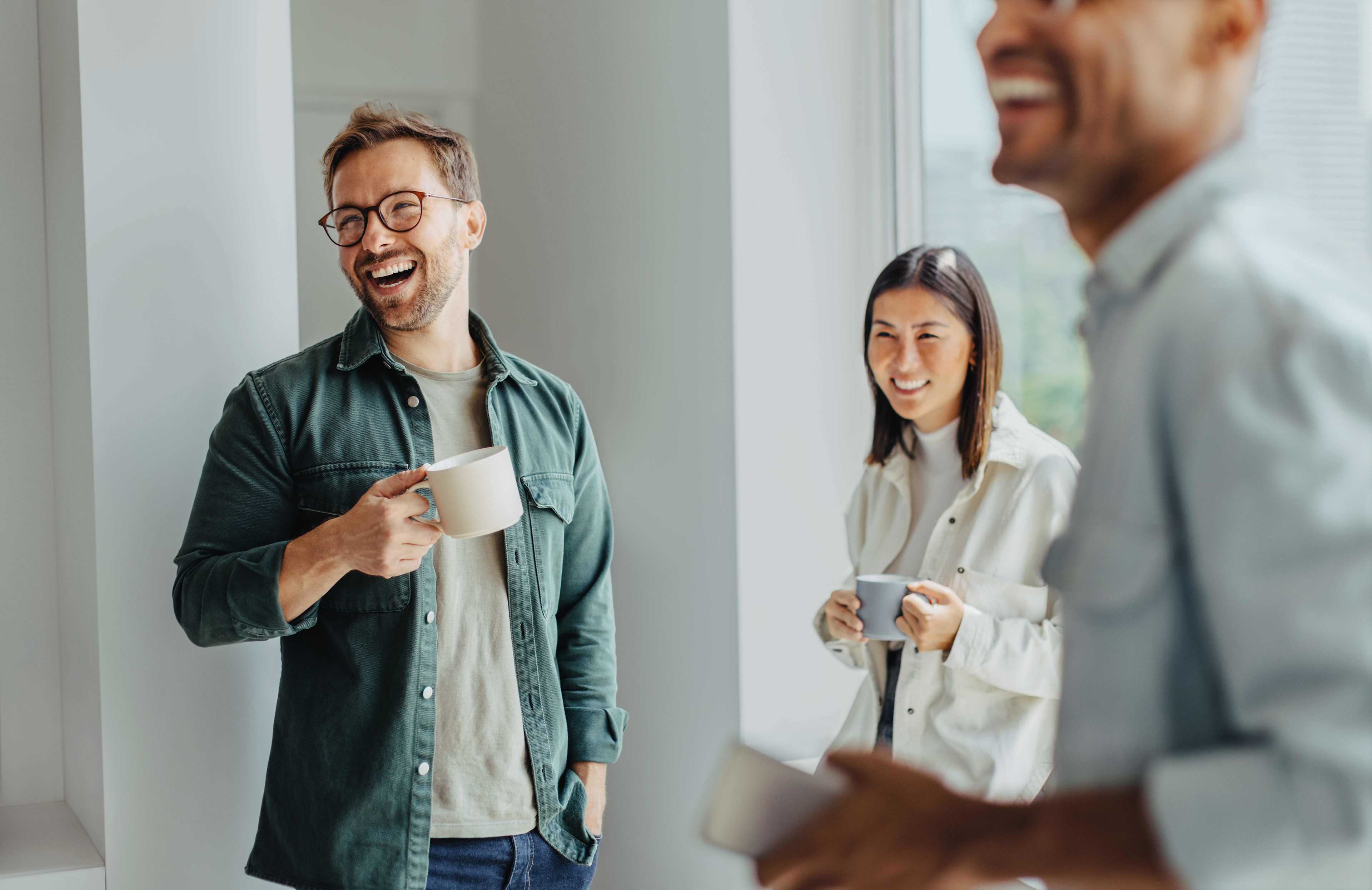Employer_Brand_Gruppe_Lachen_Kaffee_s_twjdbl