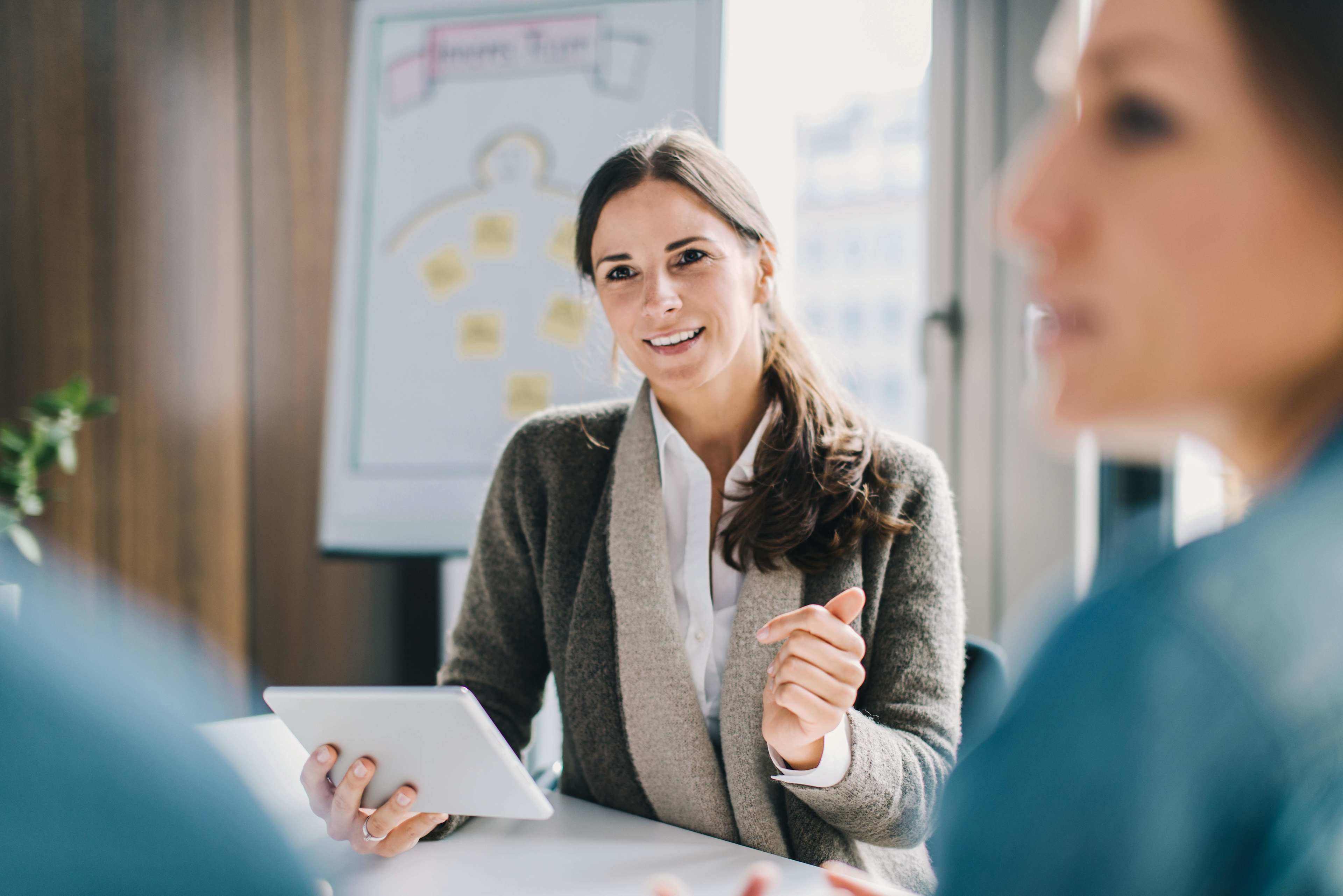 Employer_Brand_Meeting_Frau_Tablet_s_iwqcmf